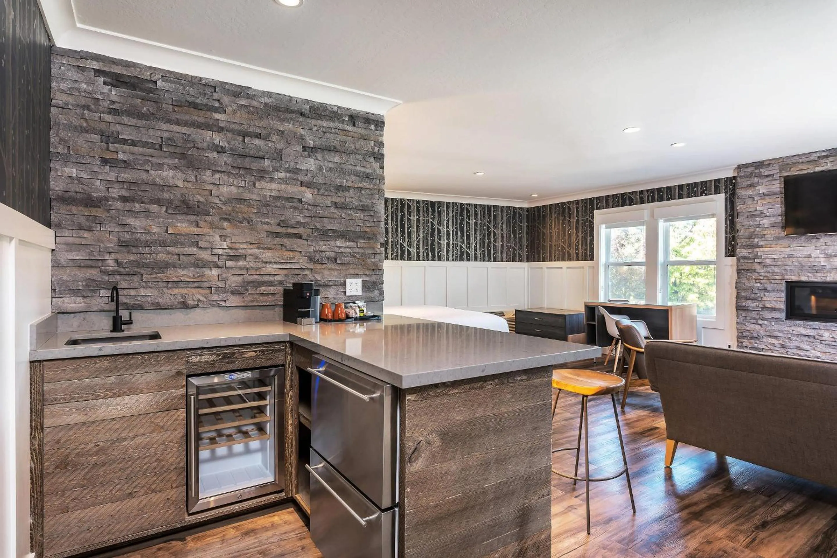 Bedroom in UpValley Inn & Hot Springs, an Ascend Collection Hotel