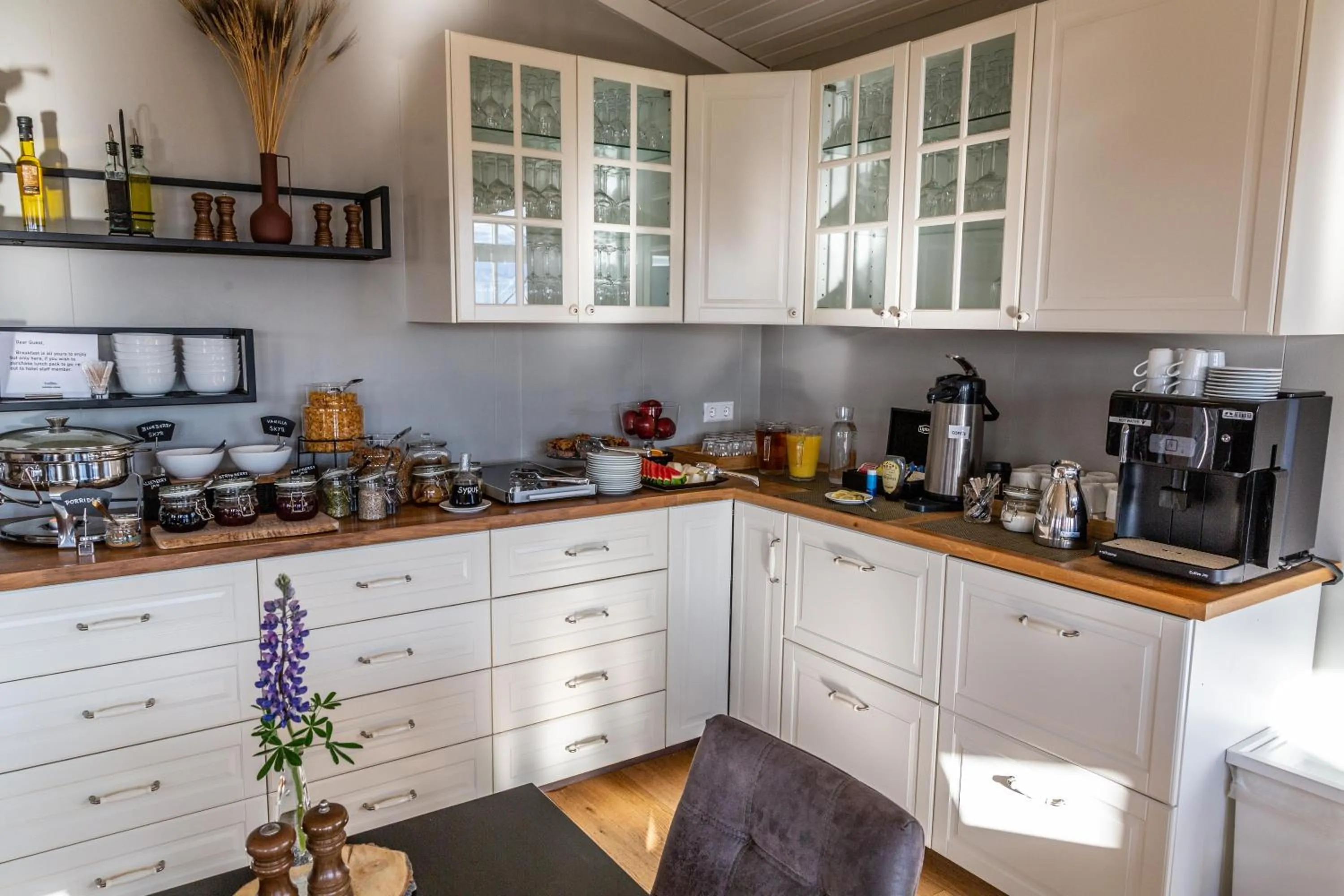 Food and drinks in Aurora Lodge Hotel