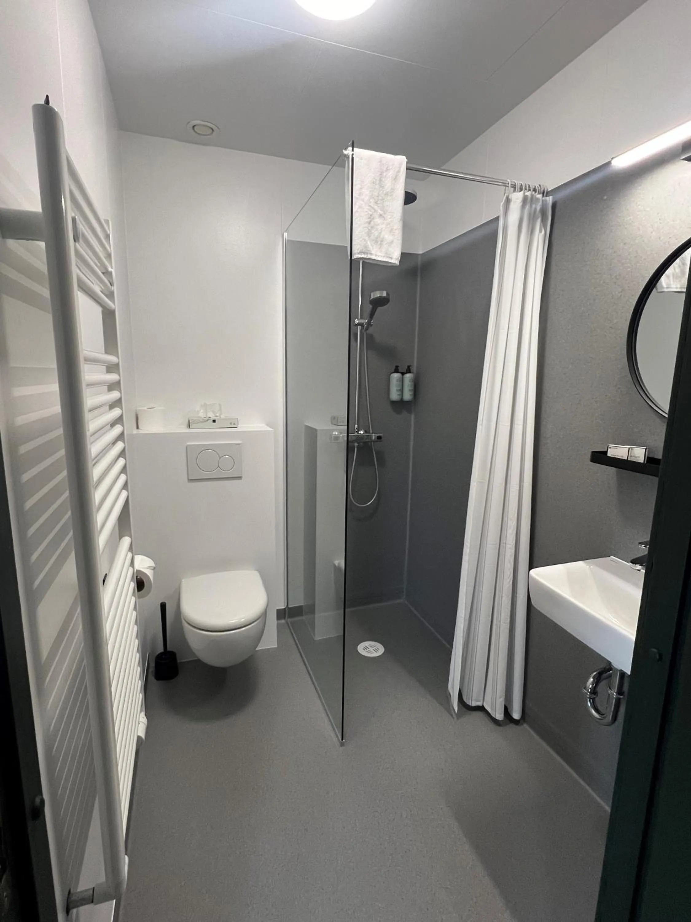 Shower in Aurora Lodge Hotel