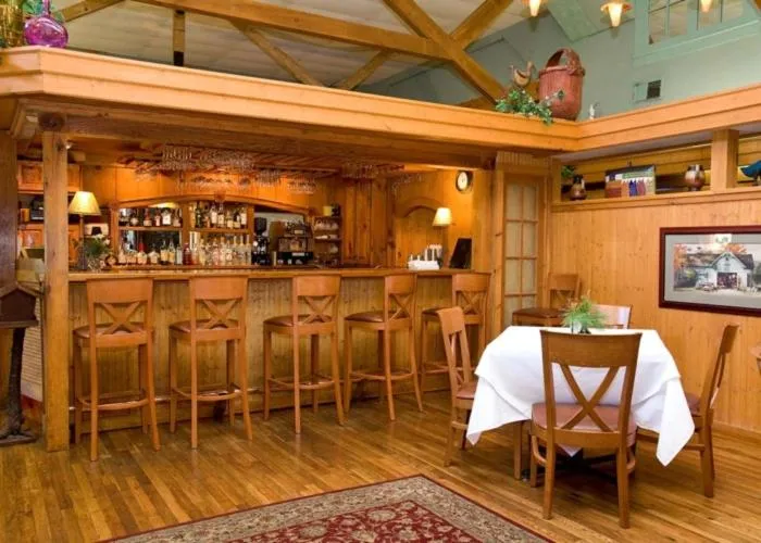 Lounge or bar in Highland Lake Inn & Resort - Flat Rock
