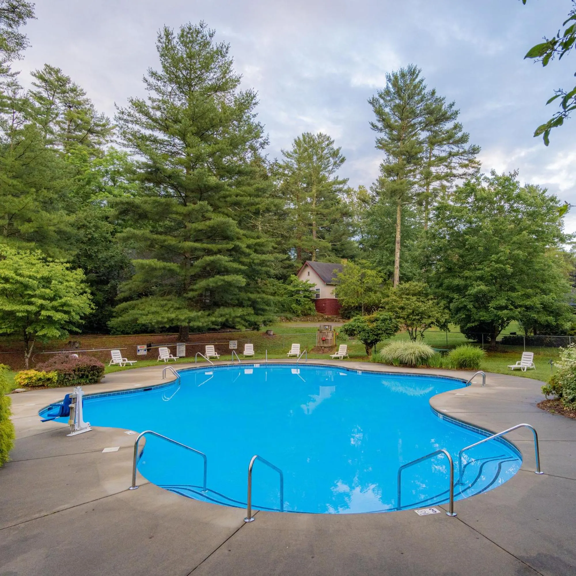 Spring in Highland Lake Inn & Resort - Flat Rock