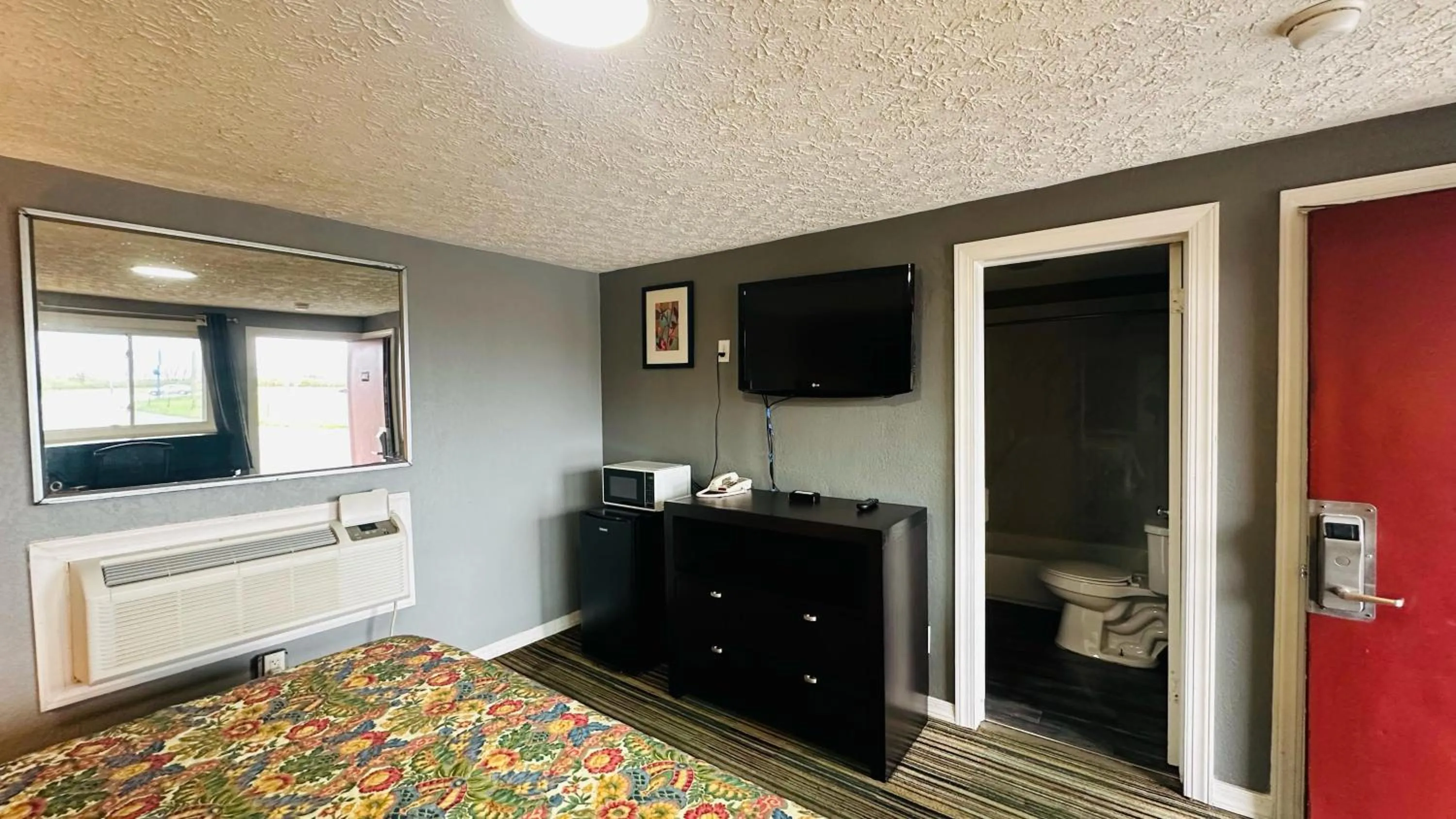 TV and multimedia, Bed in Catalina Airport Motel