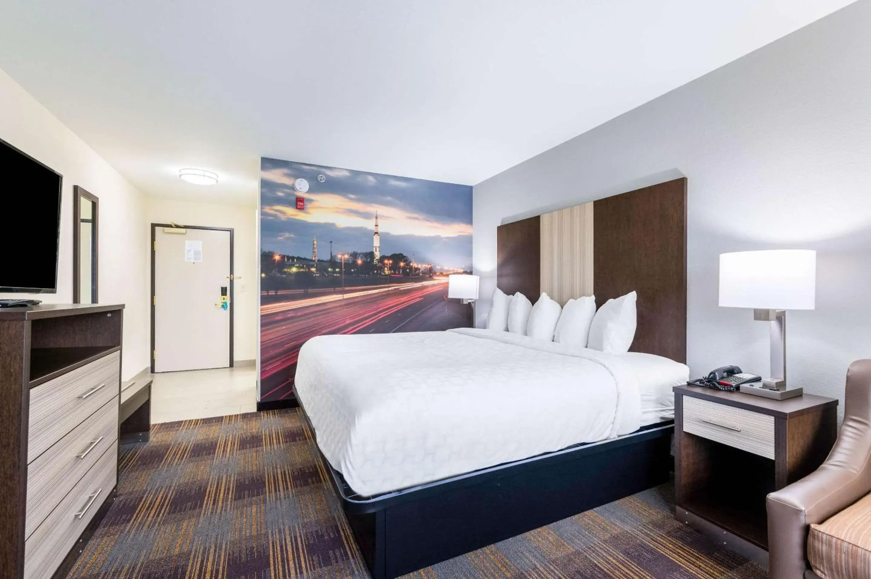 King Room - Accessible/Non-Smoking in Clarion Pointe Madison-Huntsville King Room - Accessible/Non-Smoking in Clarion Pointe Madison-Huntsville