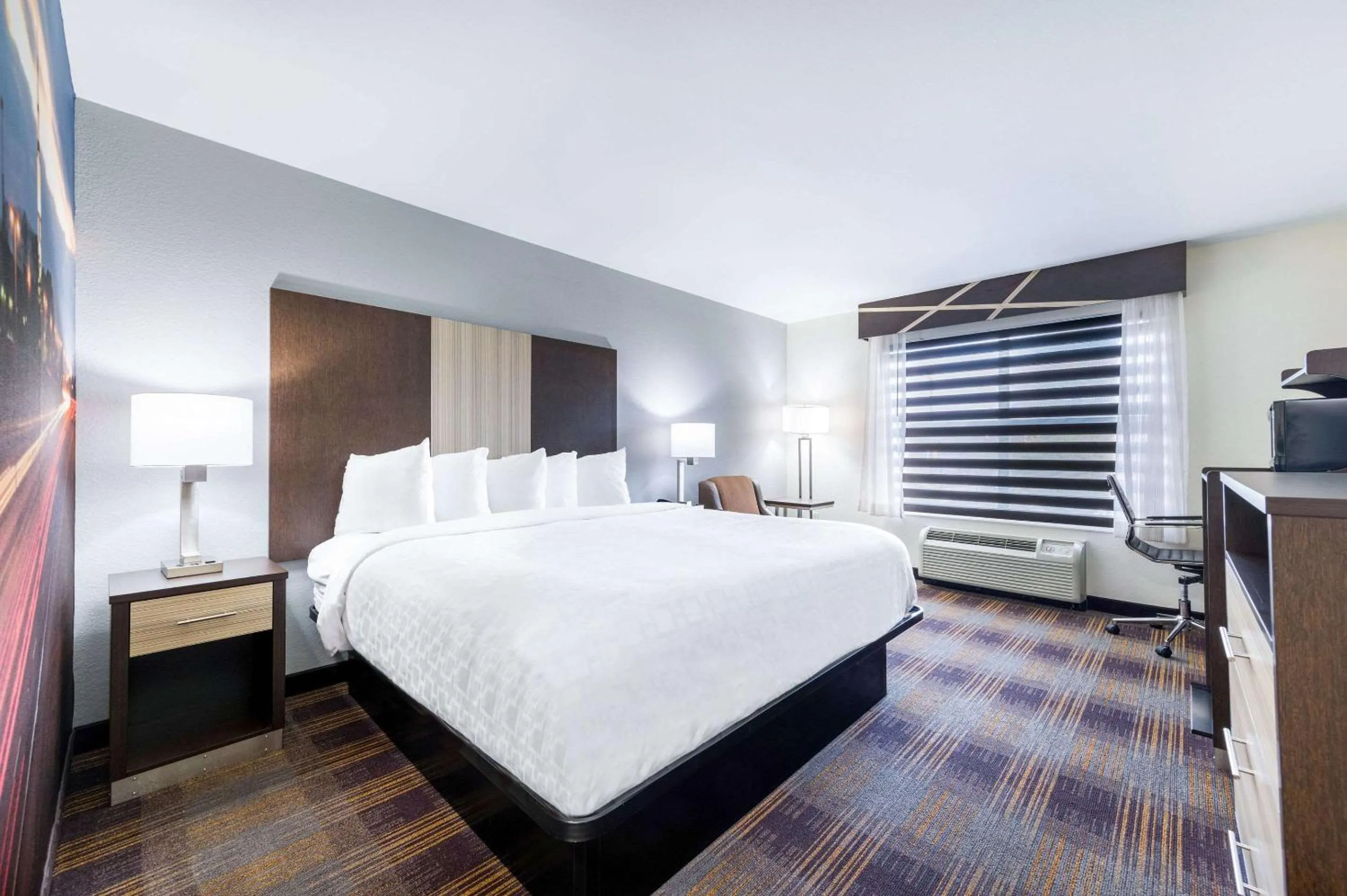 Photo of the whole room, Bed in Clarion Pointe Madison-Huntsville