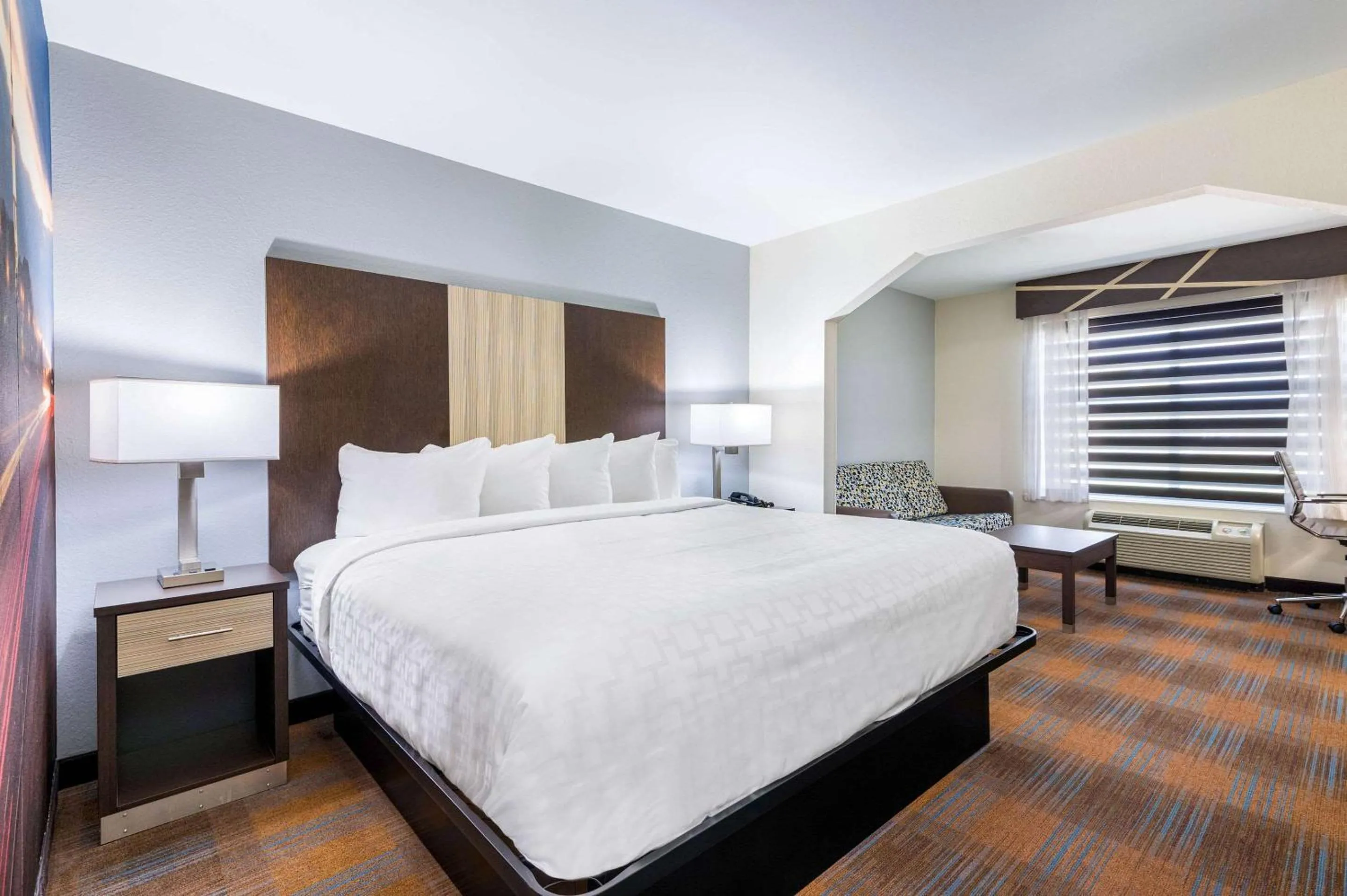 Photo of the whole room, Bed in Clarion Pointe Madison-Huntsville