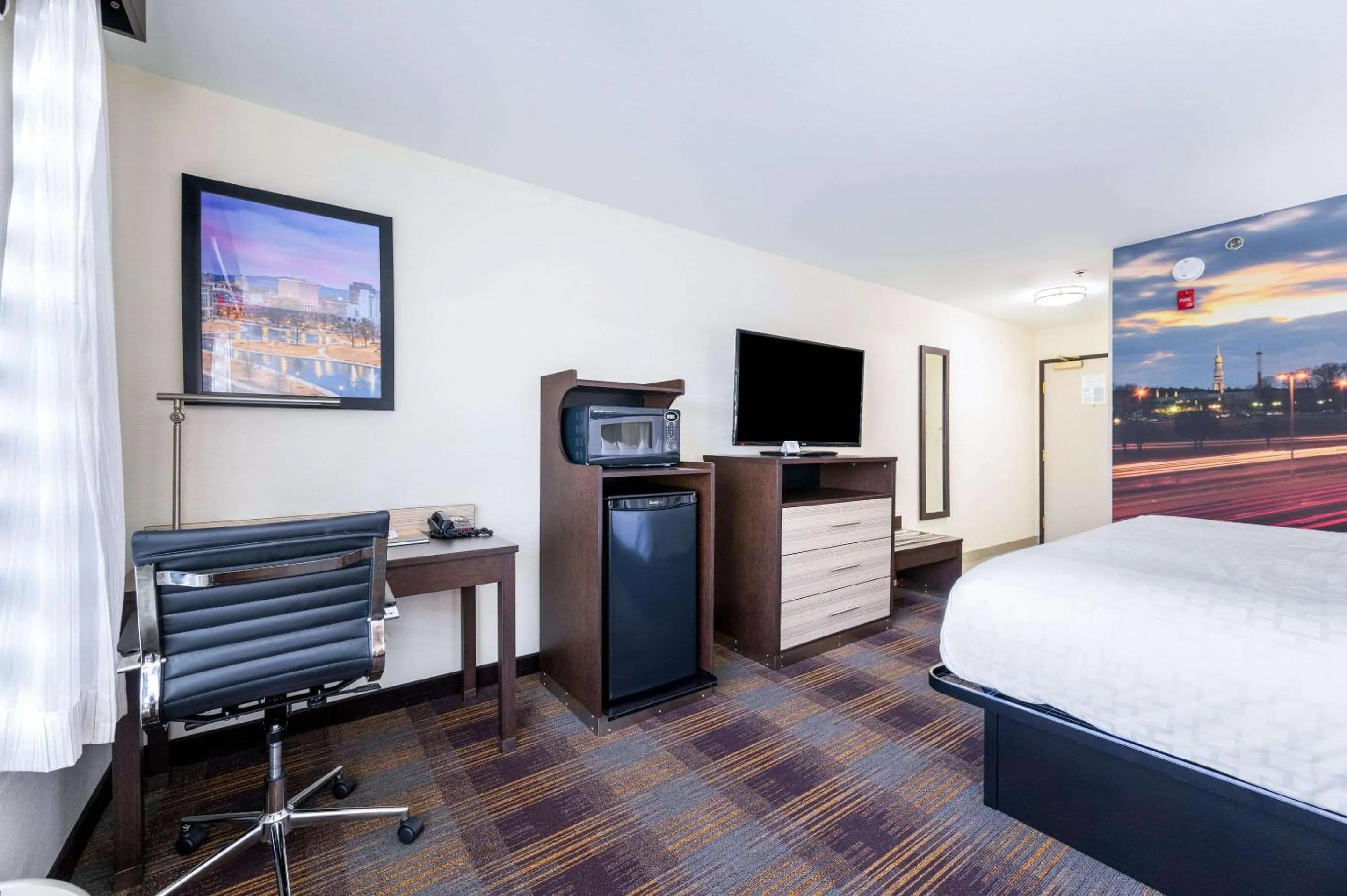 Photo of the whole room, Bed in Clarion Pointe Madison-Huntsville