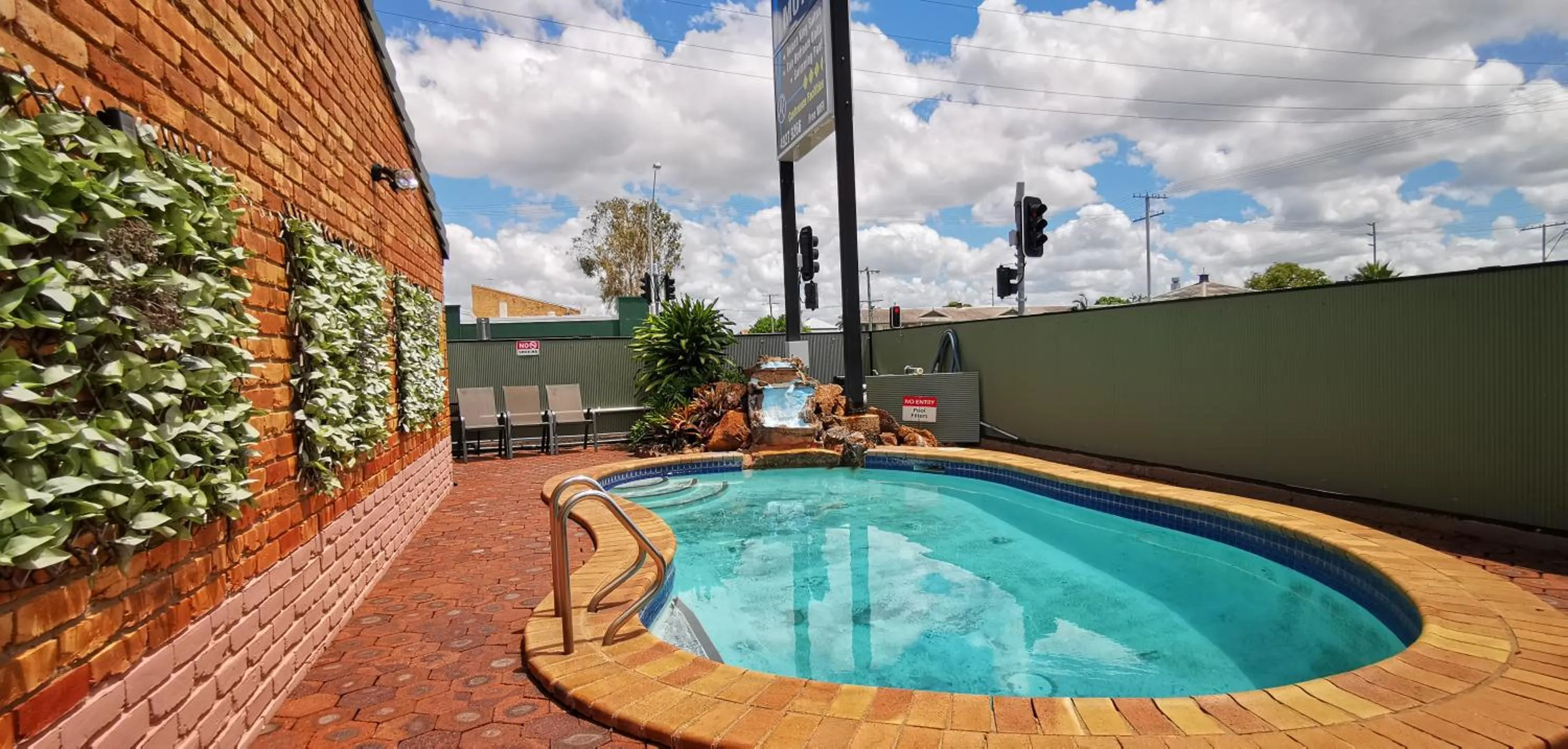 Swimming pool in Archer Park Motel