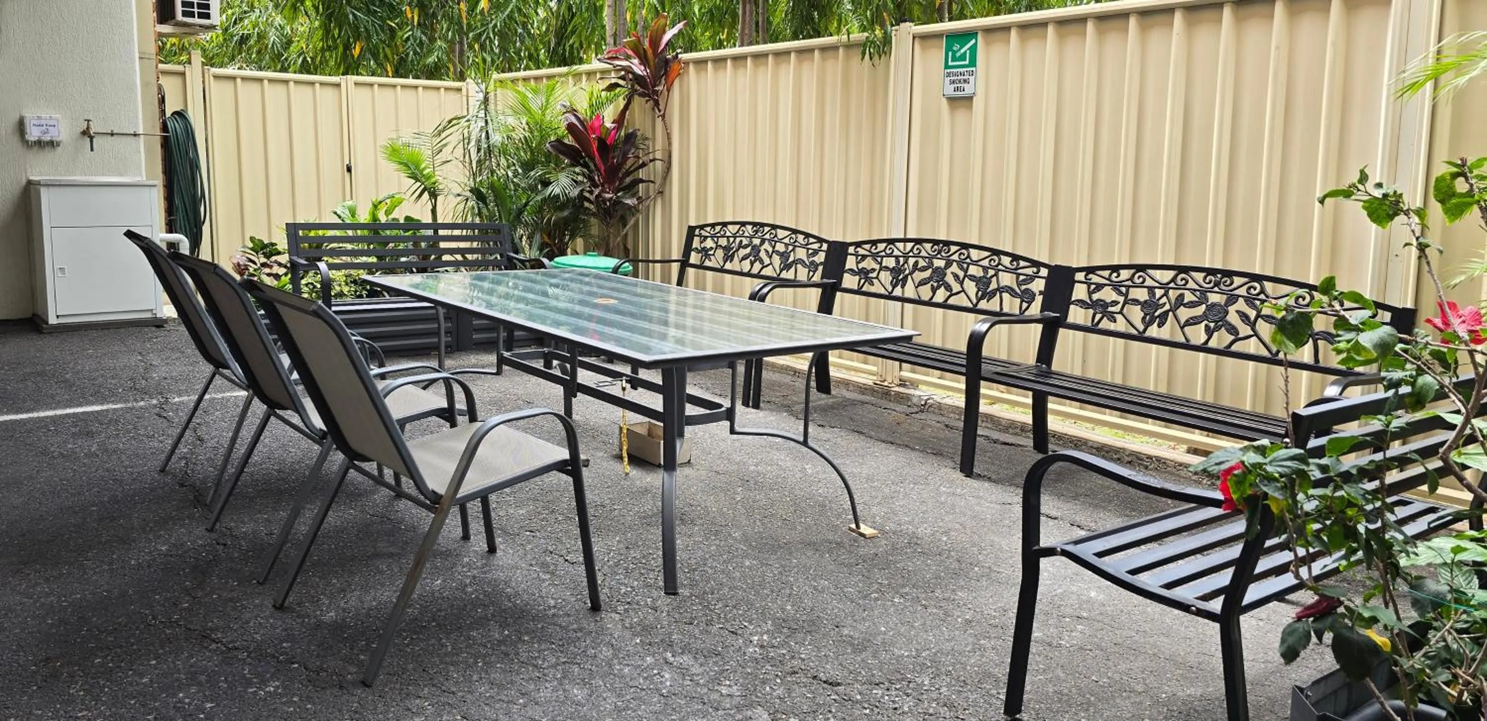 Seating area in Archer Park Motel