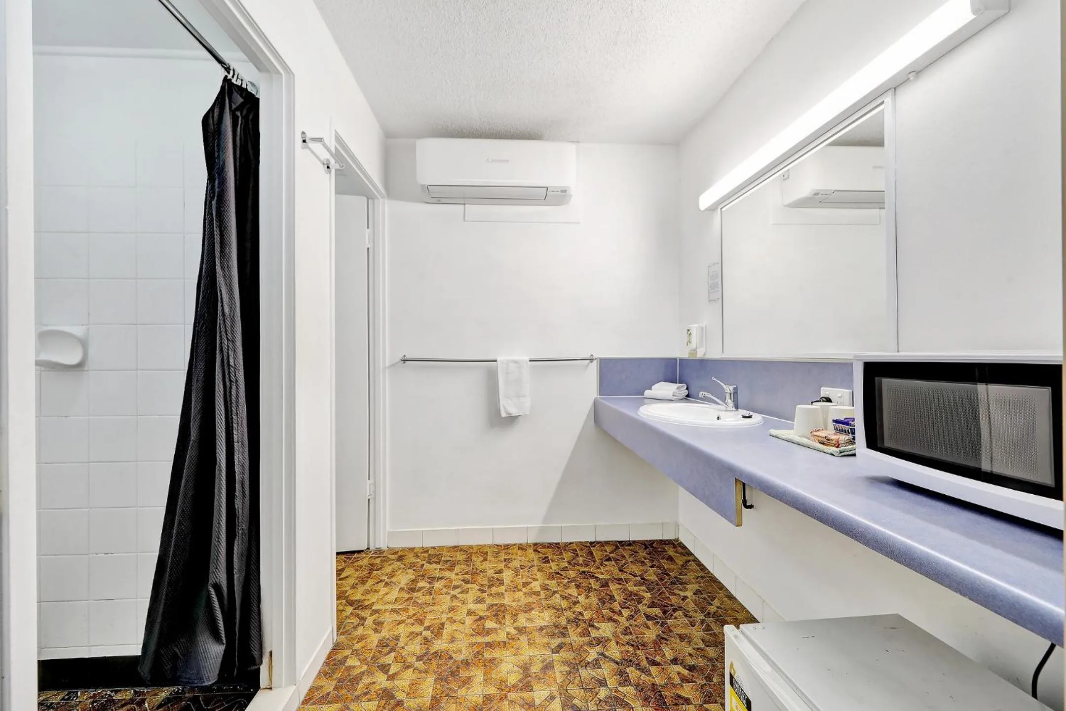 Bathroom in Oscar Motel