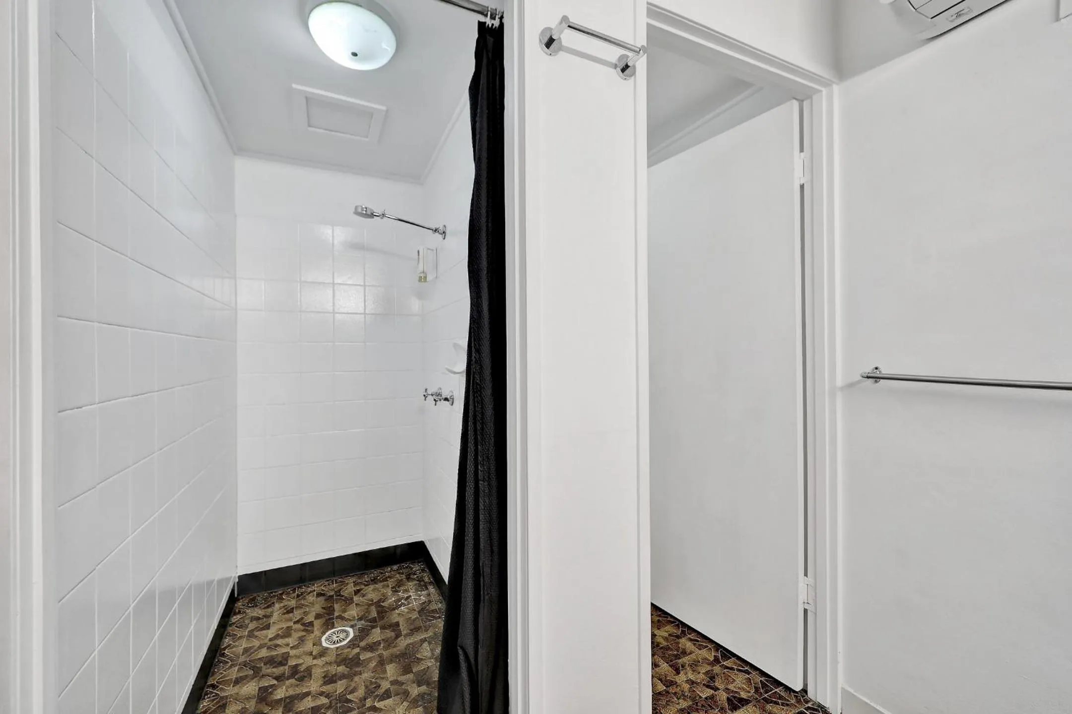 Shower in Oscar Motel