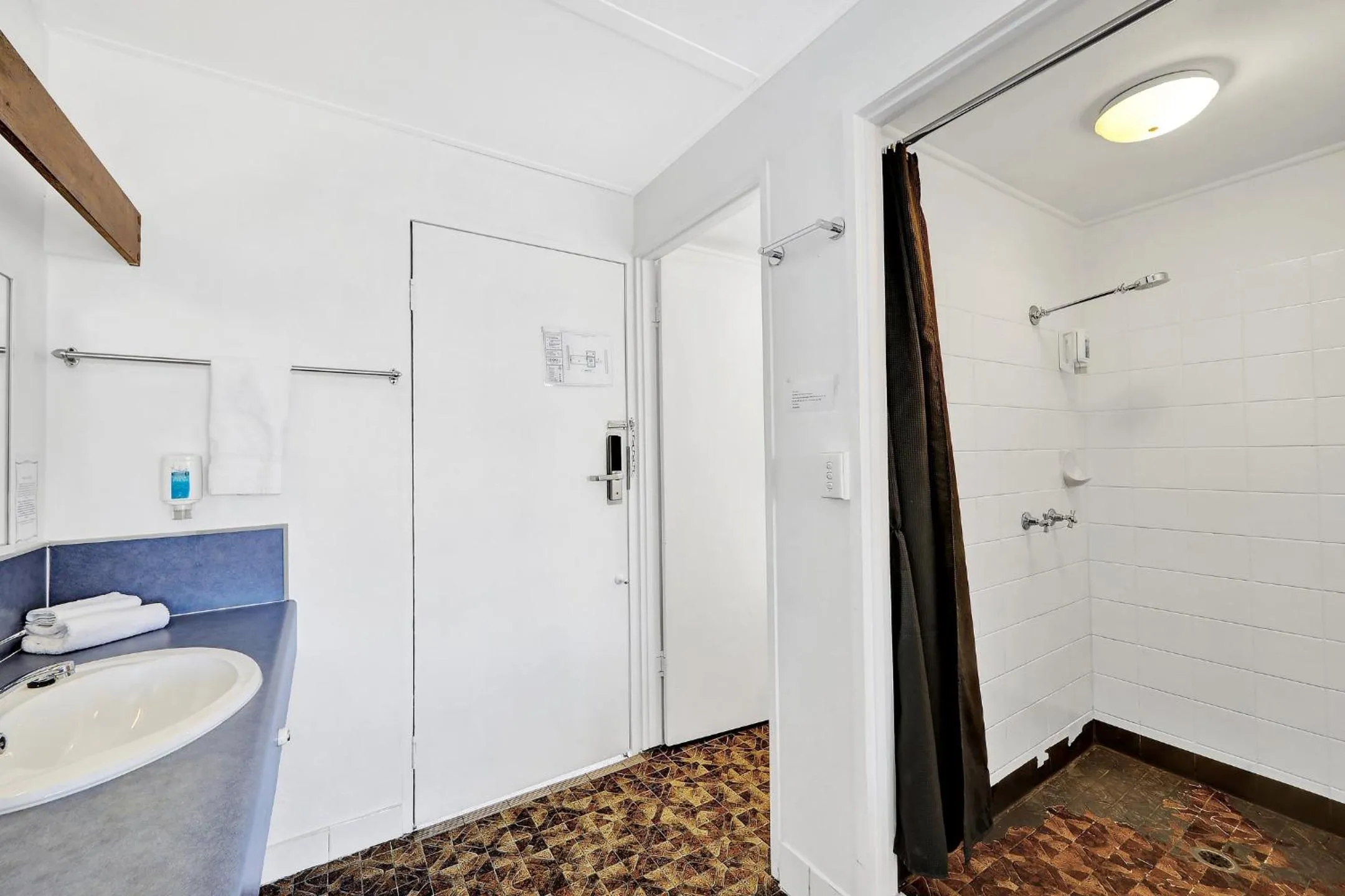 Shower in Oscar Motel