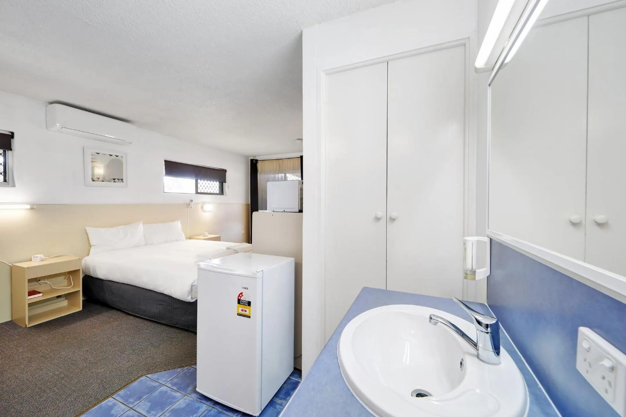 Bathroom, Bed in Oscar Motel