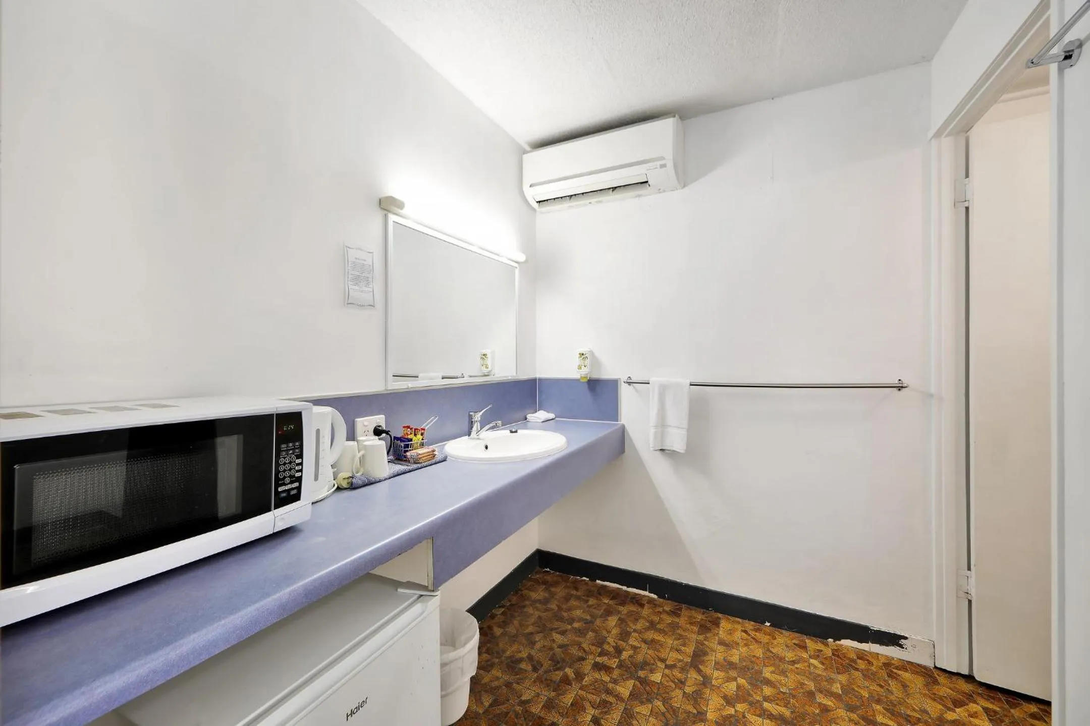 Bathroom in Oscar Motel