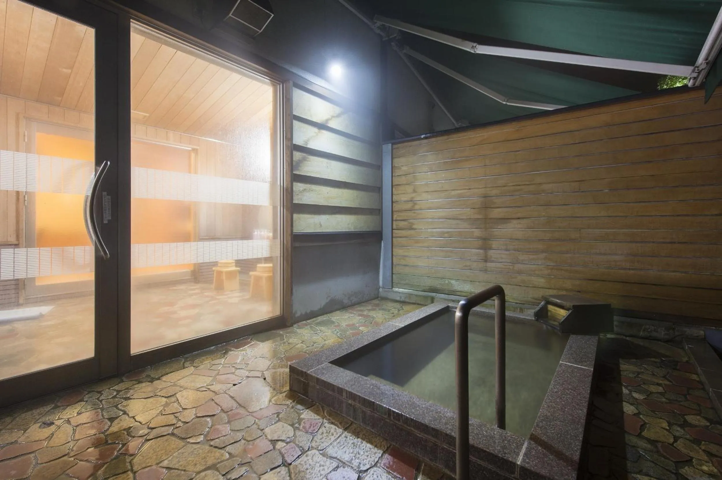 Hot Spring Bath in Takayama Wan Wan Paradise Hotel & Cottage