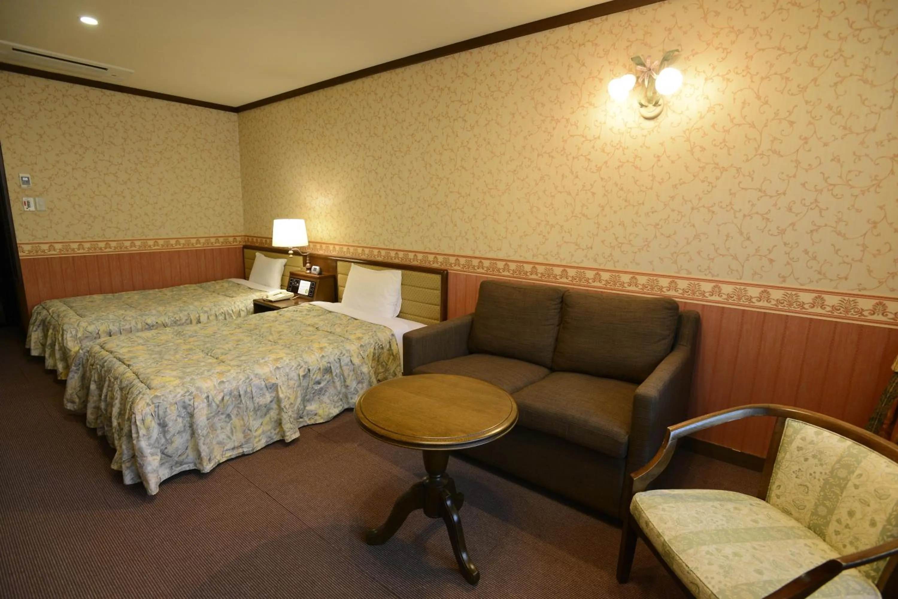 Photo of the whole room, Bed in Takayama Wan Wan Paradise Hotel & Cottage