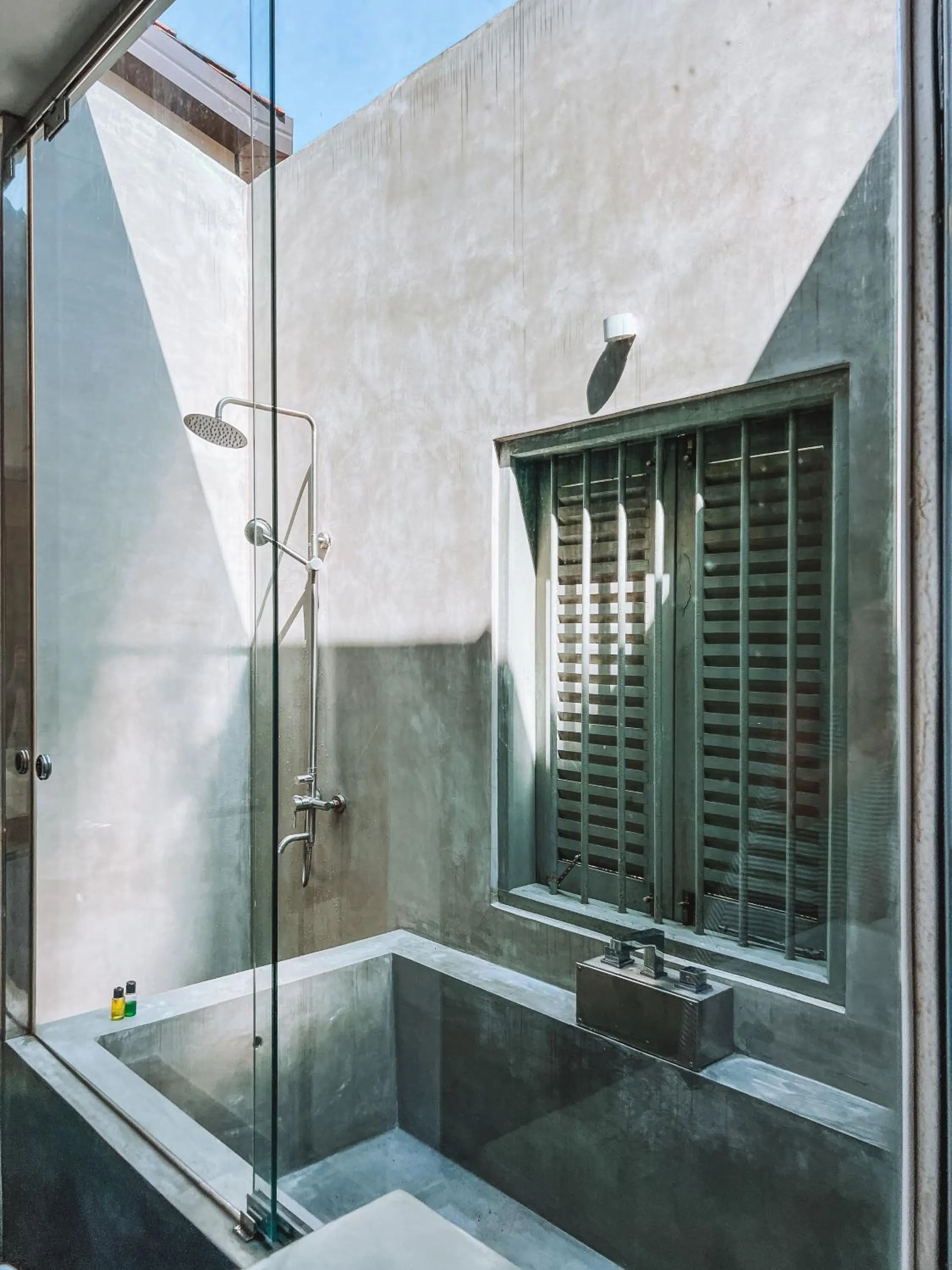 Shower in Angam Villas Colombo