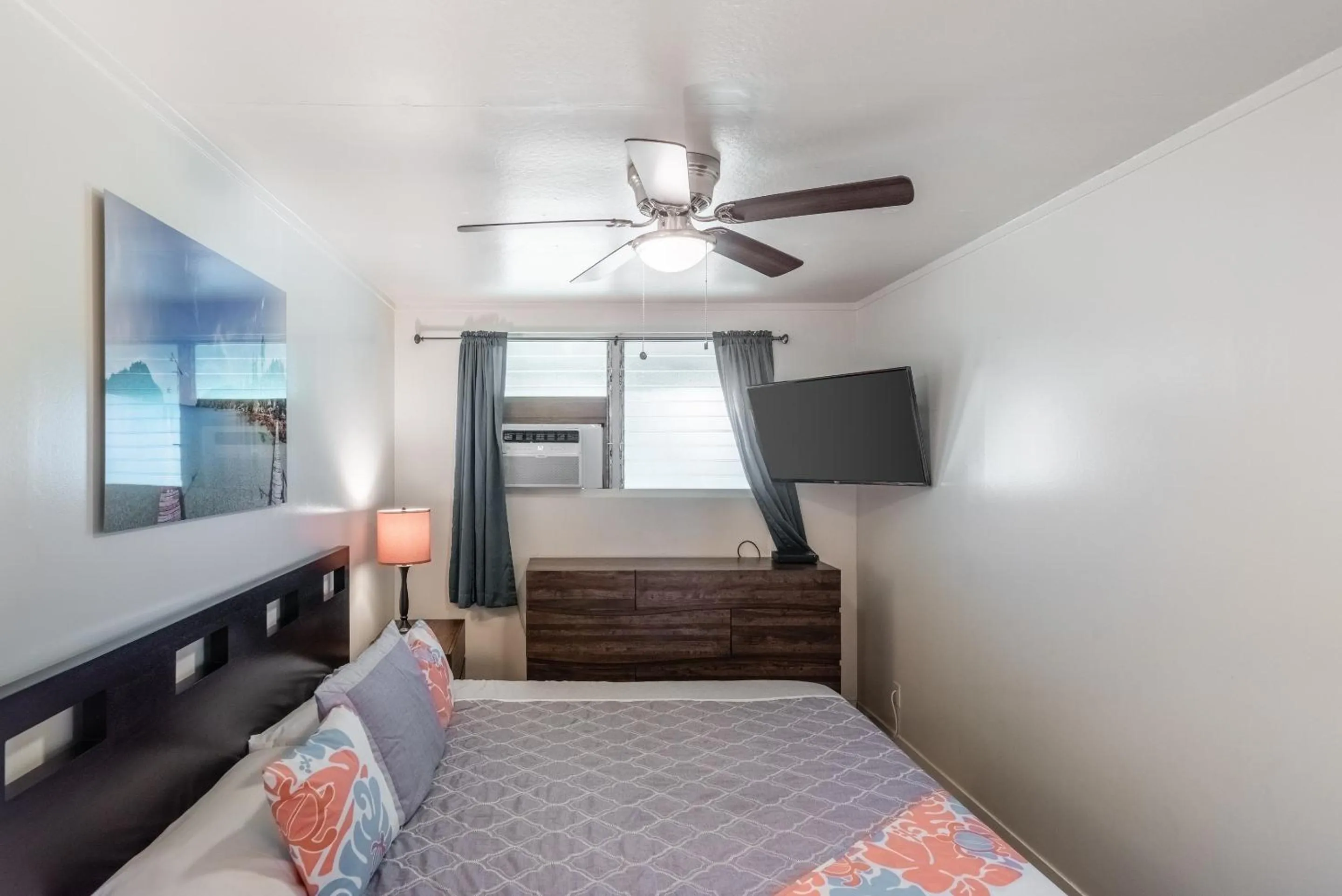 Bed in Lahaina Wonderful Condos