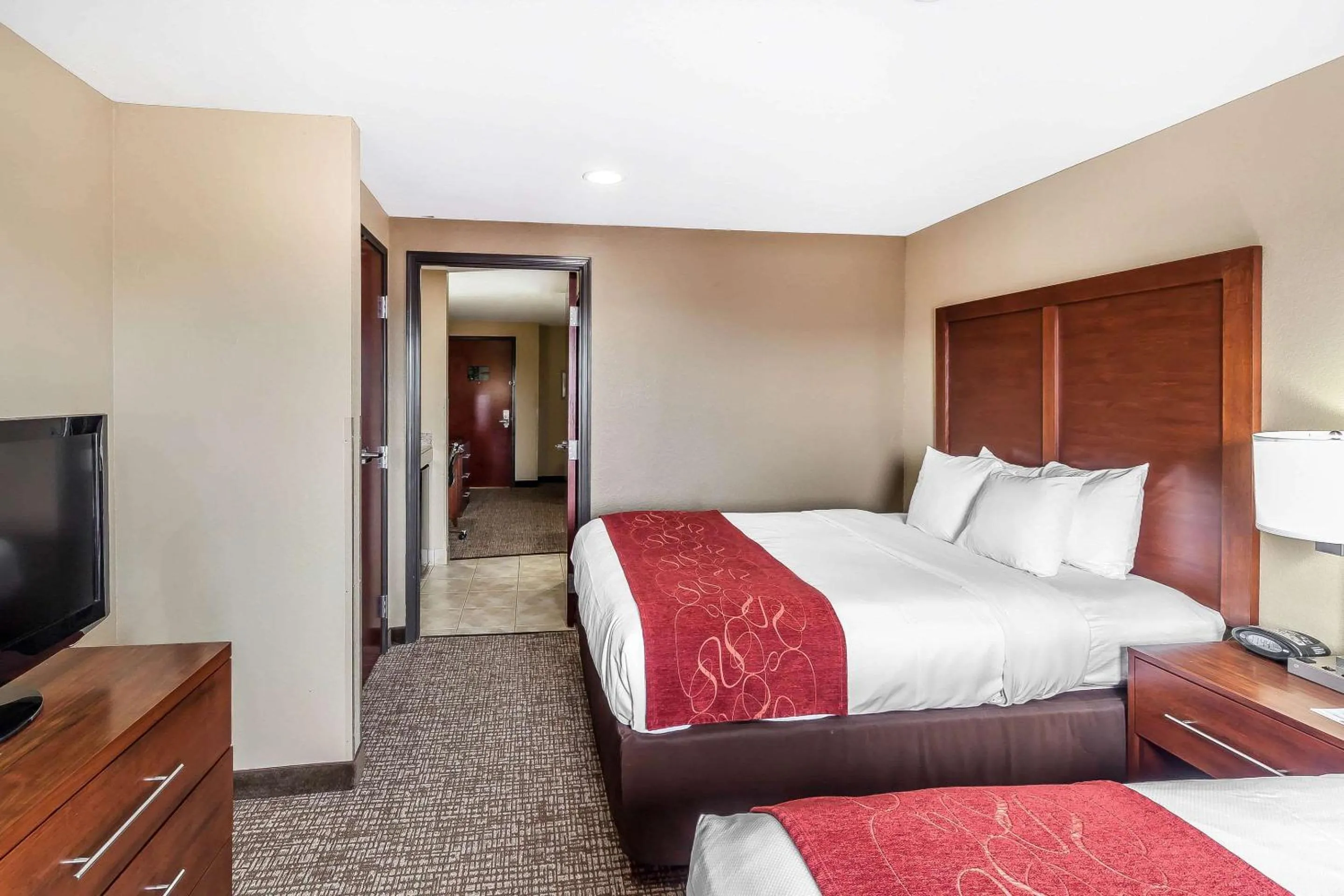 Bedroom, Bed in Comfort Suites Yukon - SW Oklahoma City