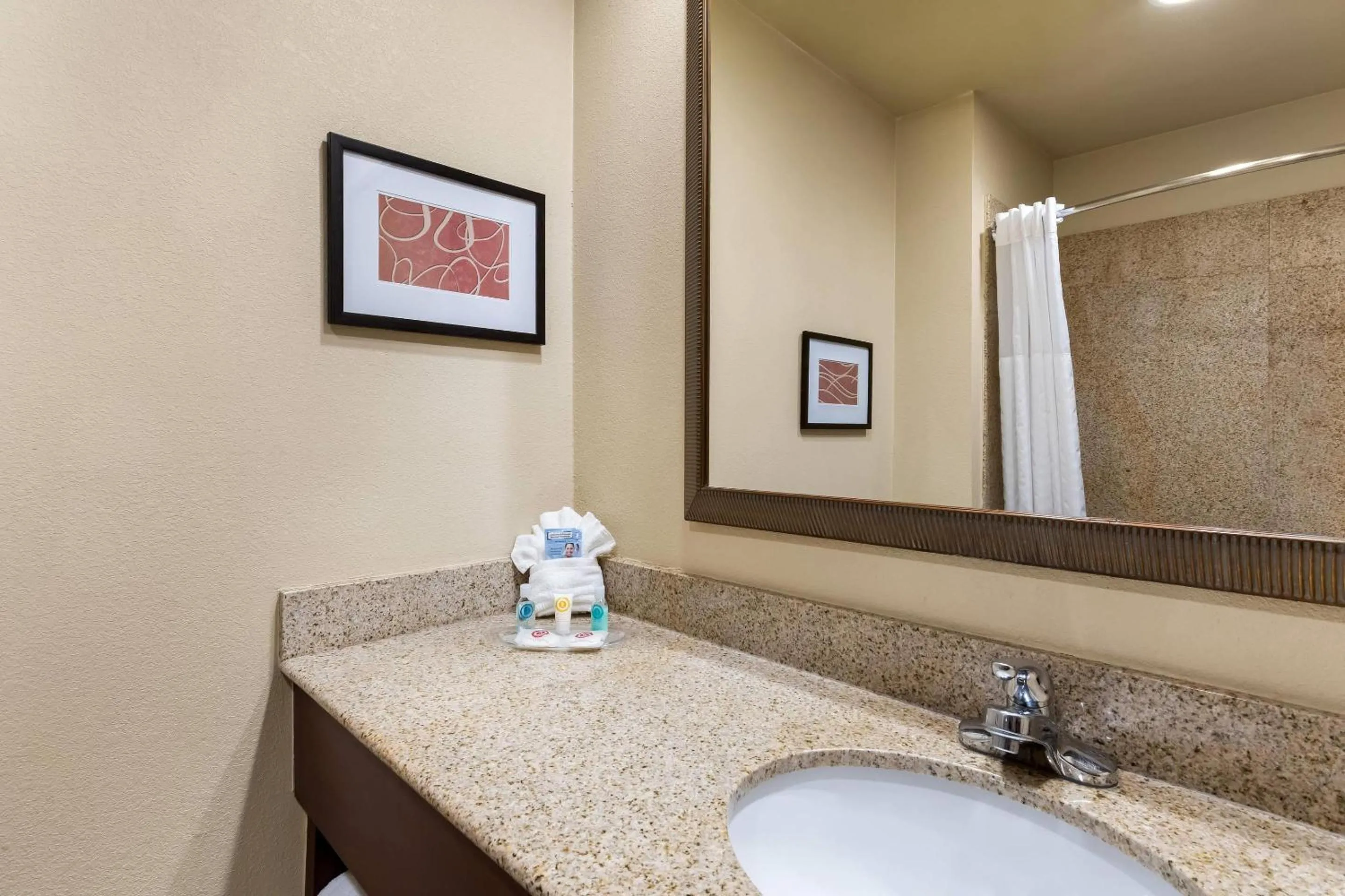 Bedroom in Comfort Suites Yukon - SW Oklahoma City