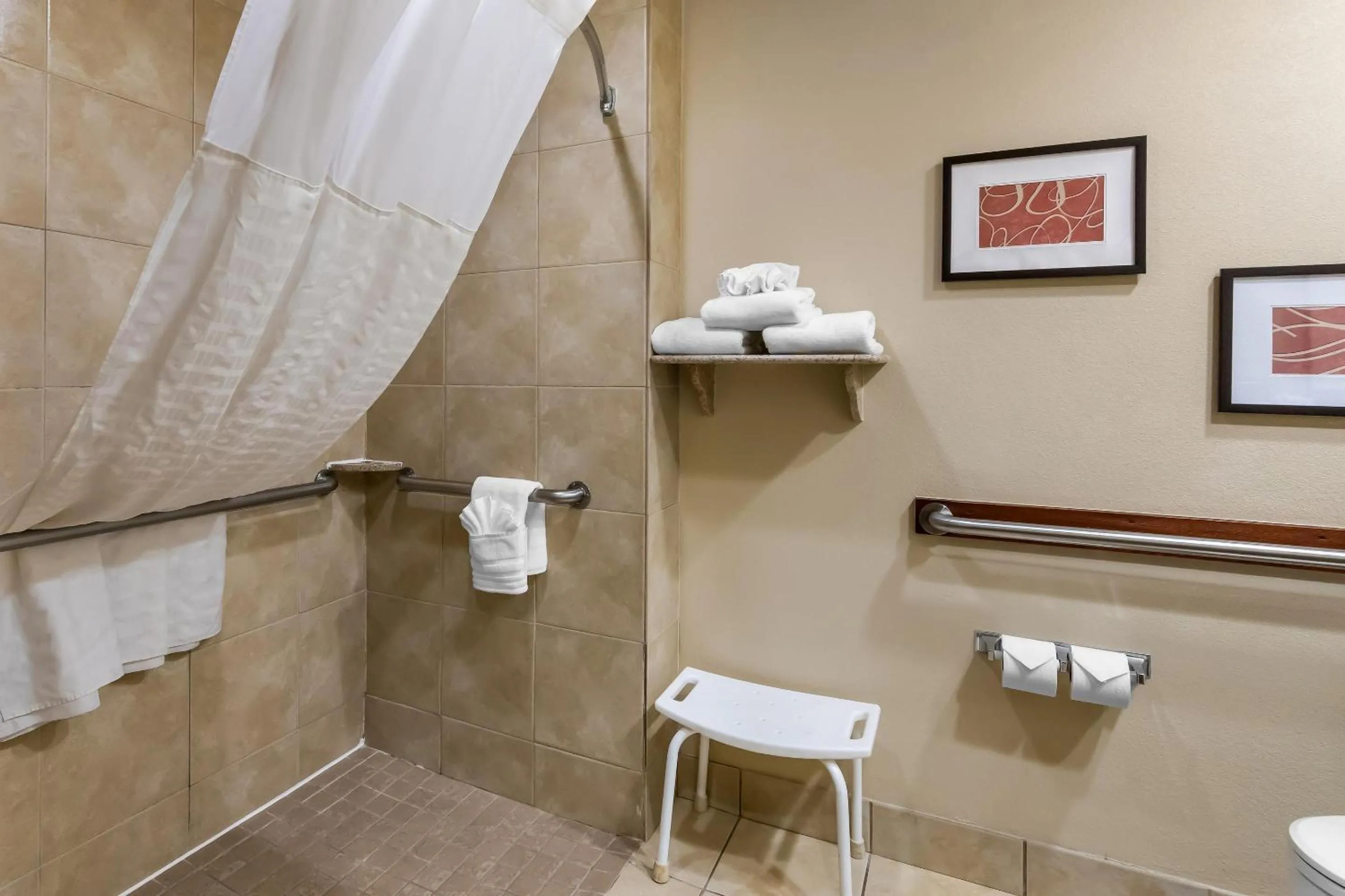 Bedroom in Comfort Suites Yukon - SW Oklahoma City