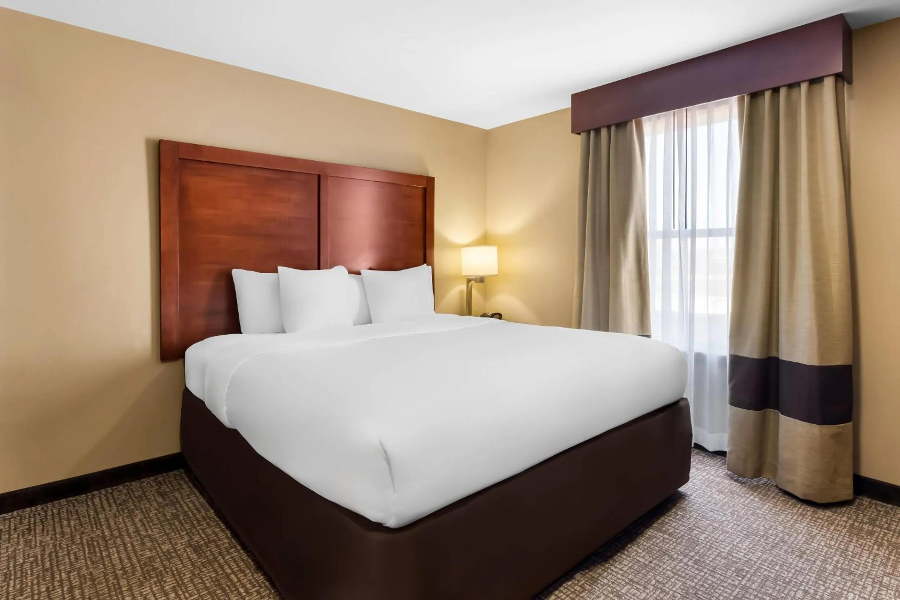 Bedroom, Bed in Comfort Suites Yukon - SW Oklahoma City