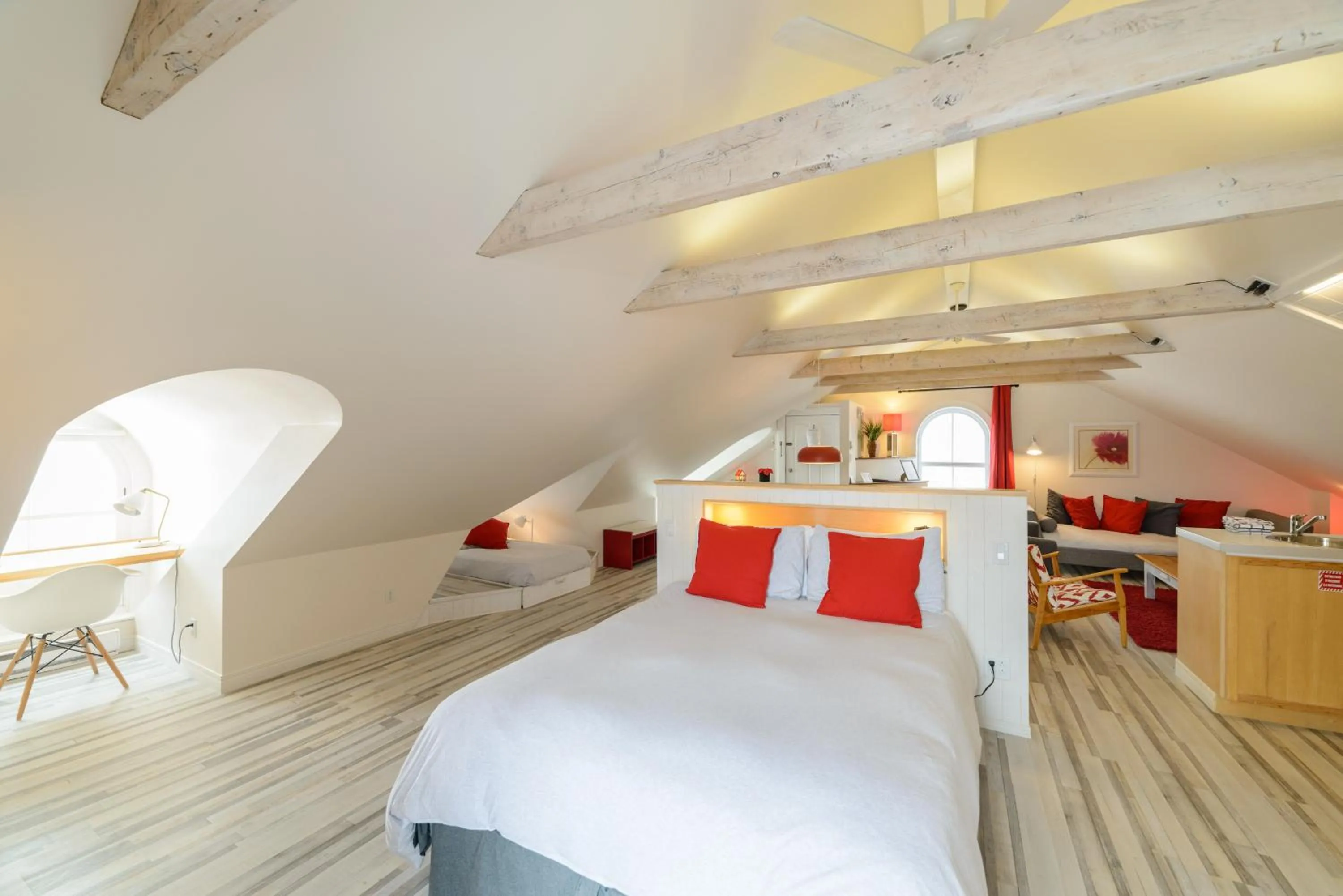 Photo of the whole room, Bed in Auberge aux Deux Lions