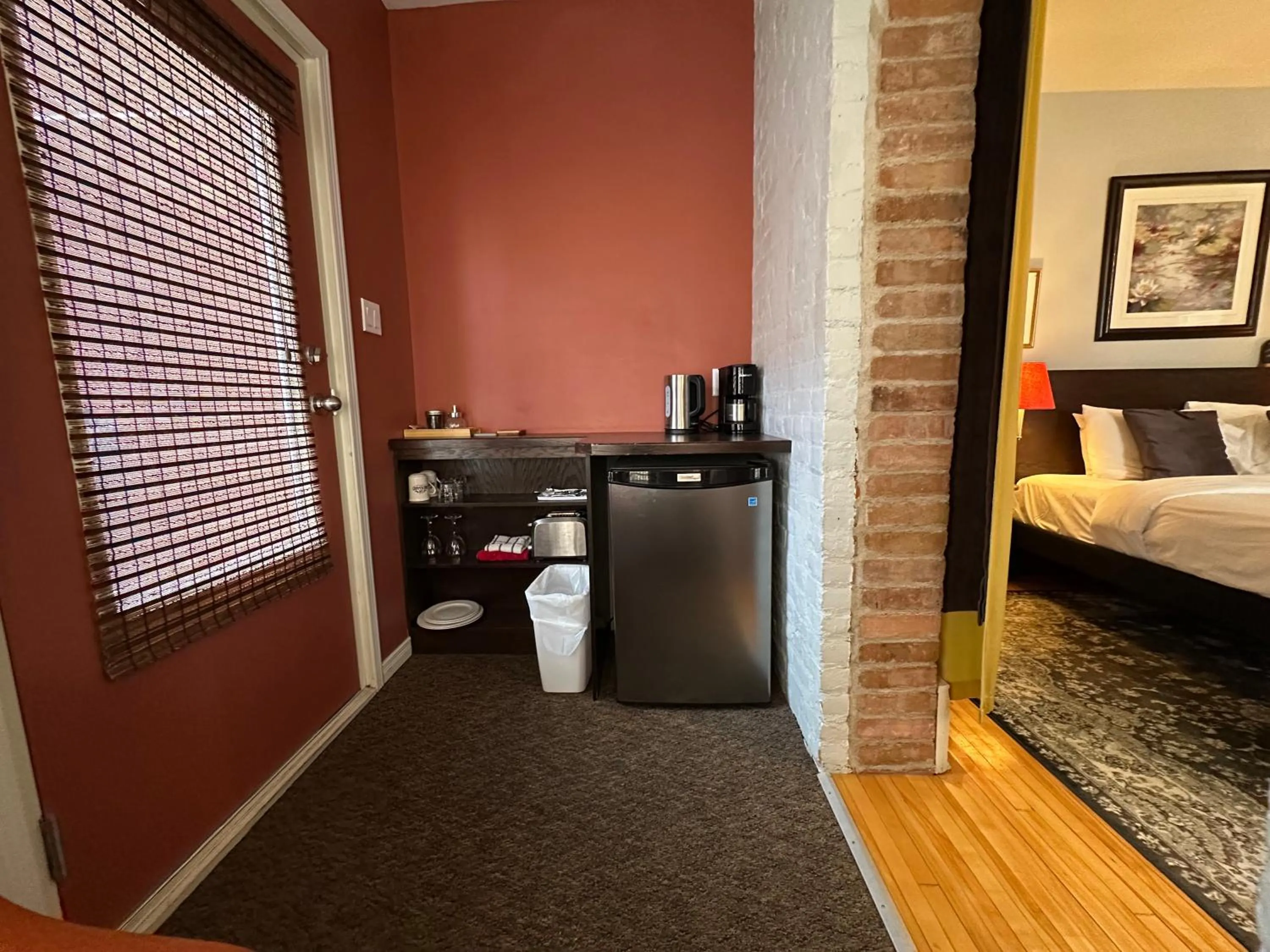 Coffee/tea facilities, Bed in Auberge aux Deux Lions