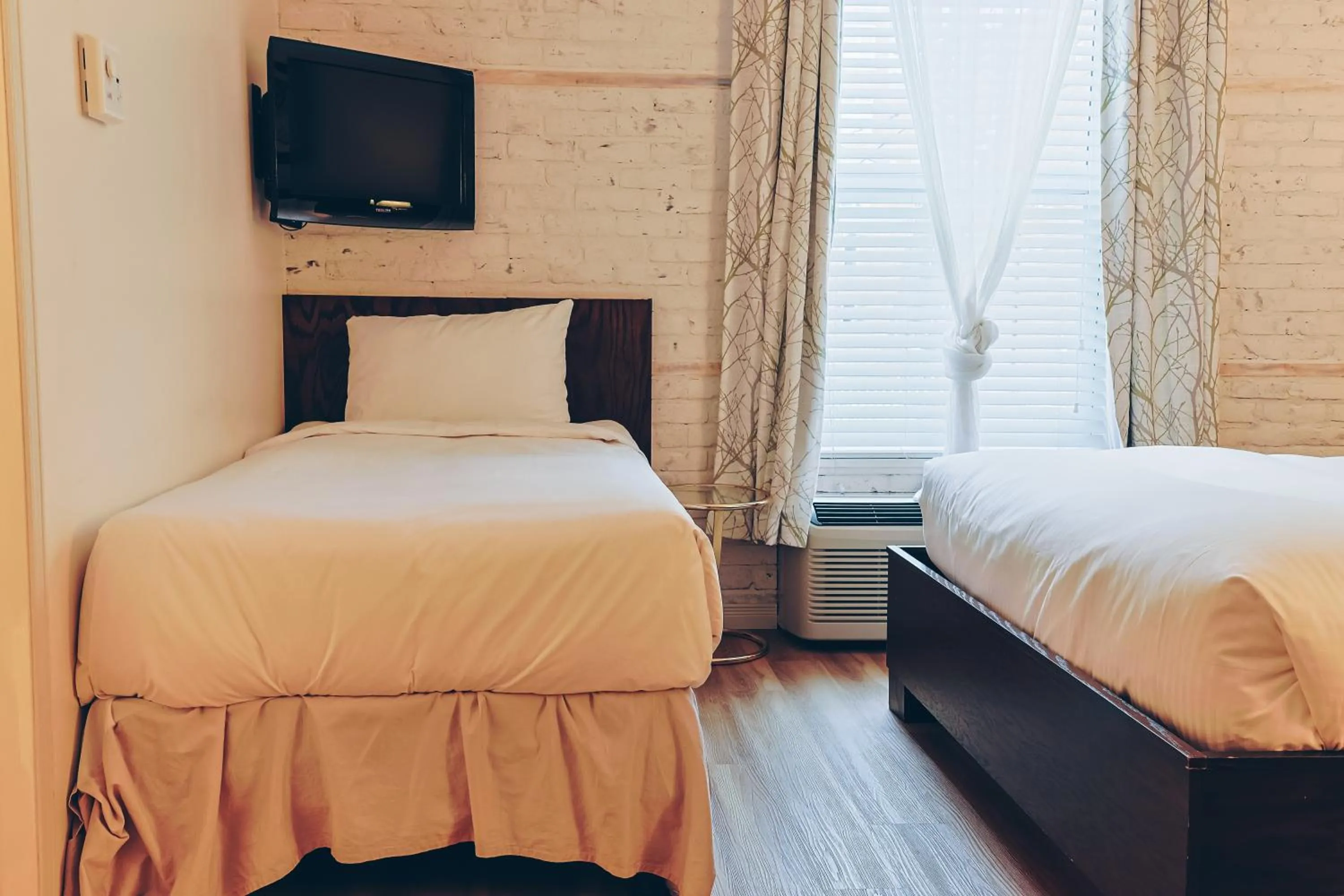 Bedroom, Bed in Auberge aux Deux Lions