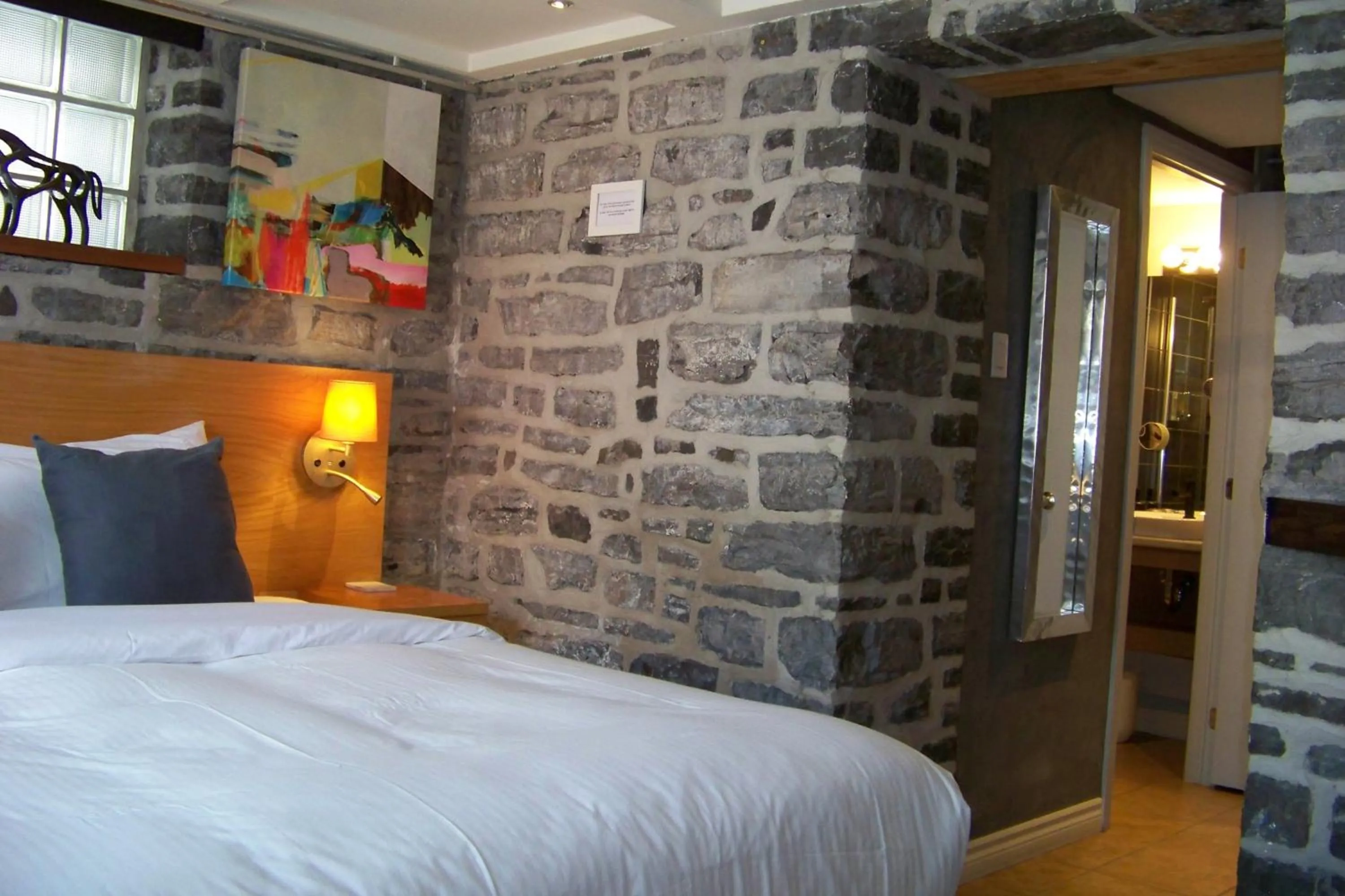 Photo of the whole room, Bed in Auberge aux Deux Lions