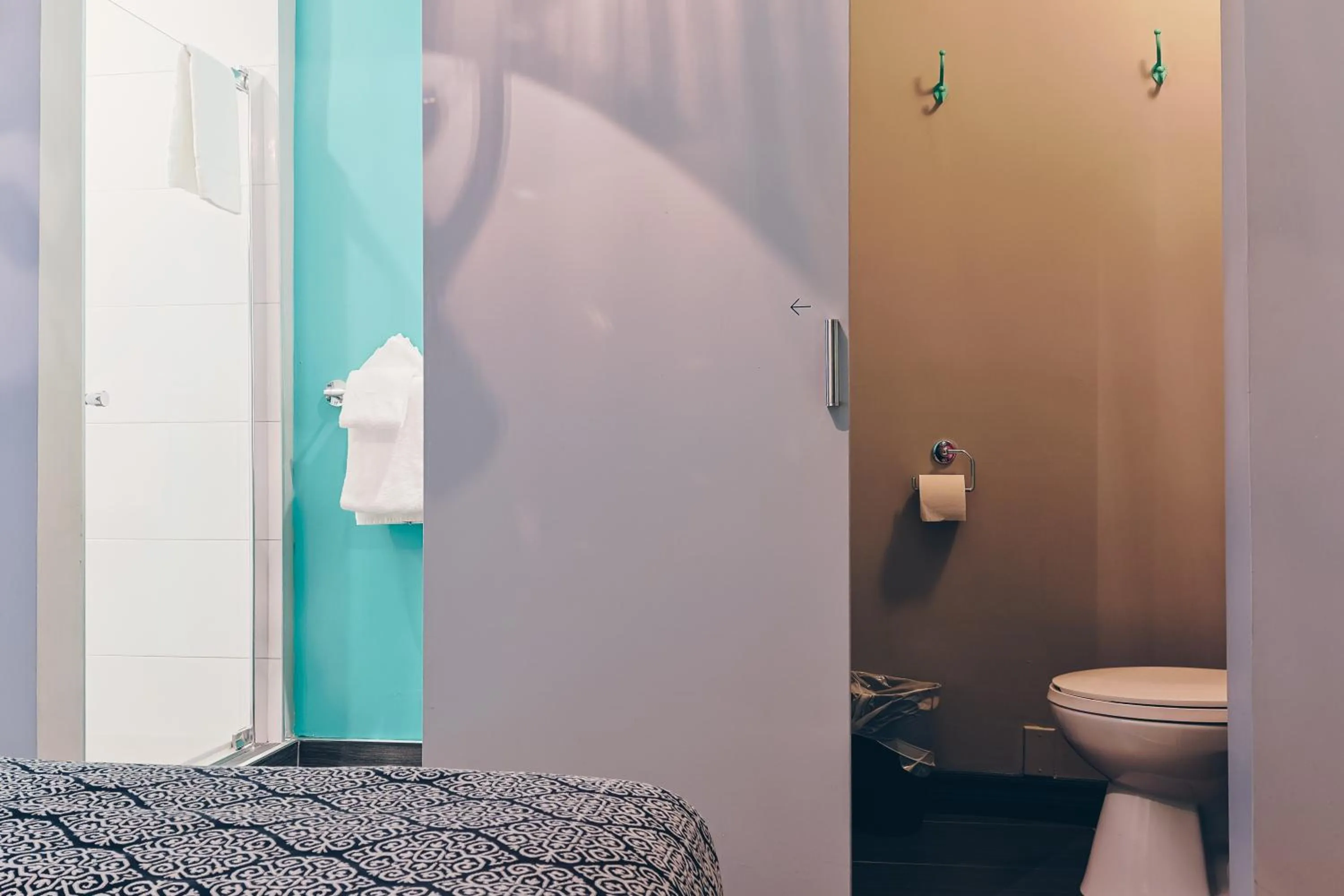 Toilet in Auberge aux Deux Lions