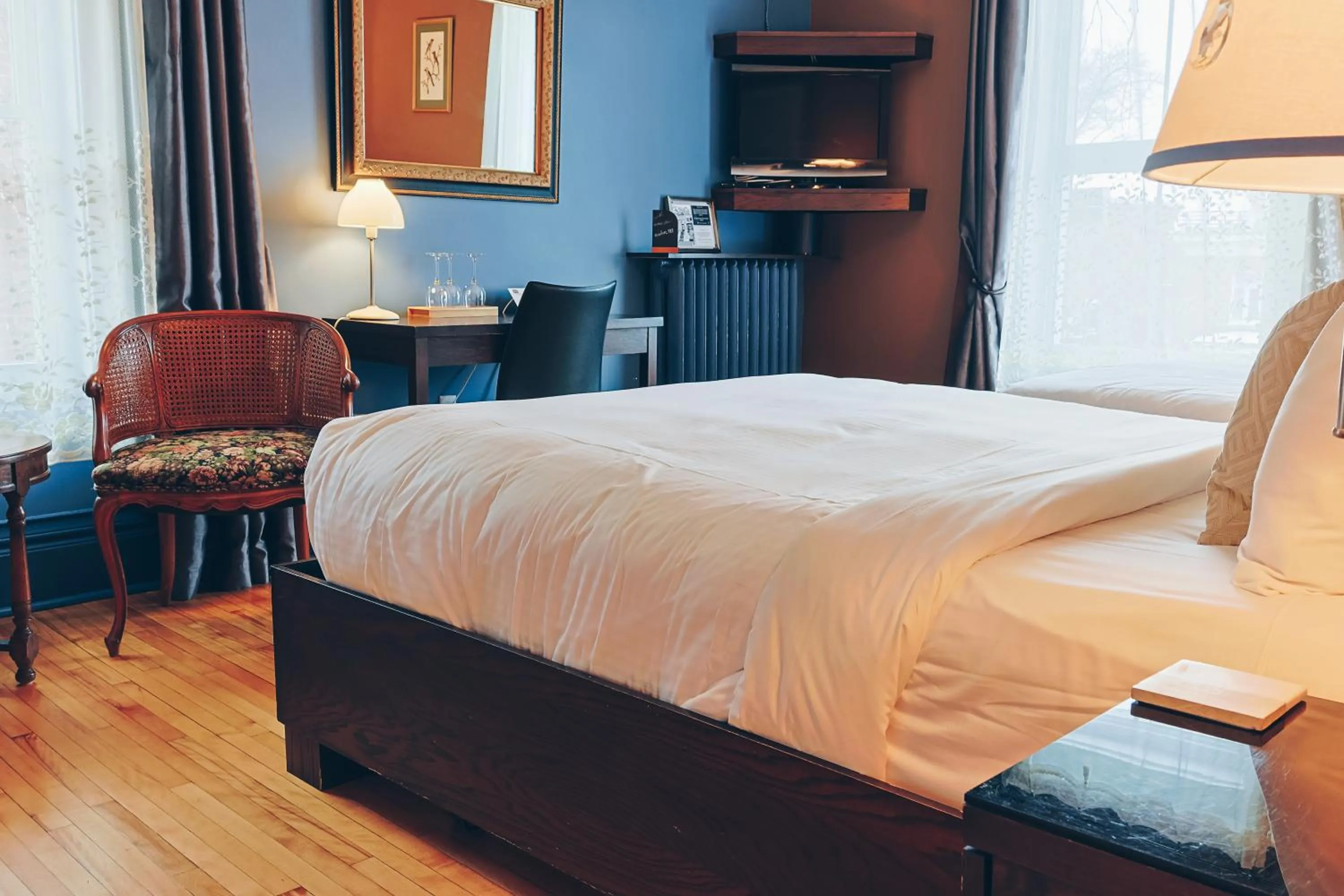 hair dresser, Bed in Auberge aux Deux Lions