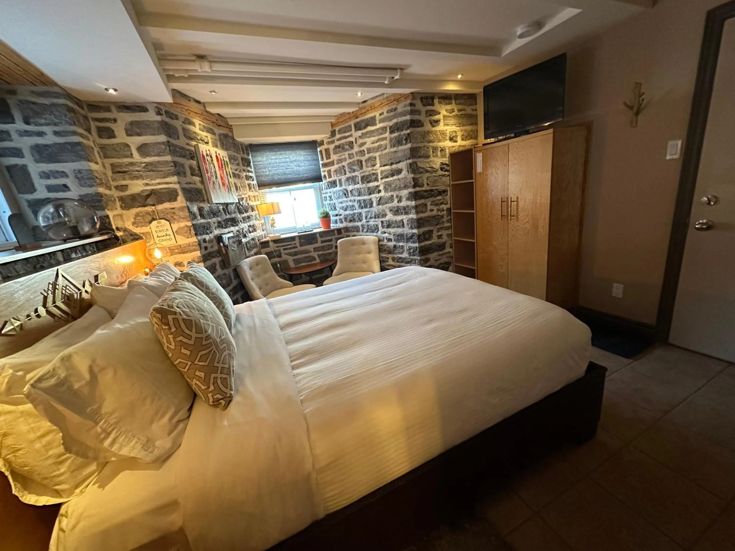 Bedroom, Bed in Auberge aux Deux Lions