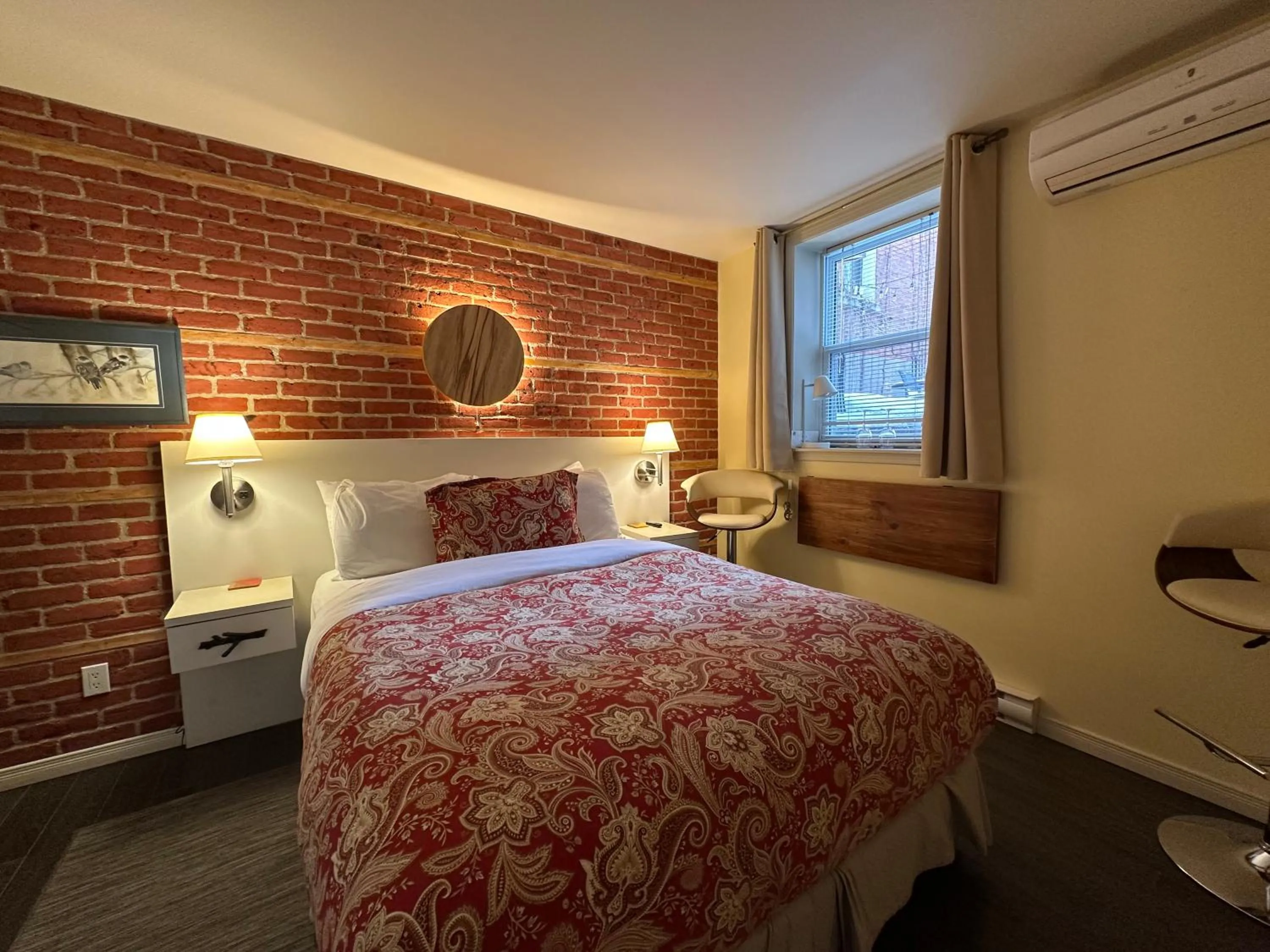 Bedroom, Bed in Auberge aux Deux Lions