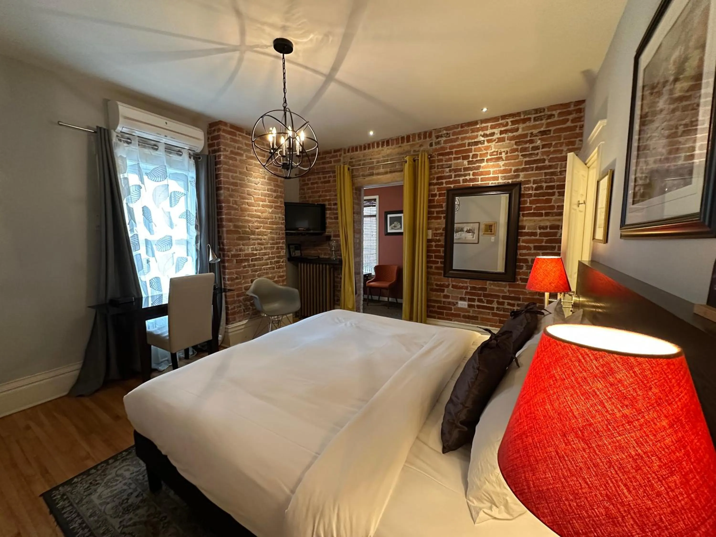 Bedroom, Bed in Auberge aux Deux Lions