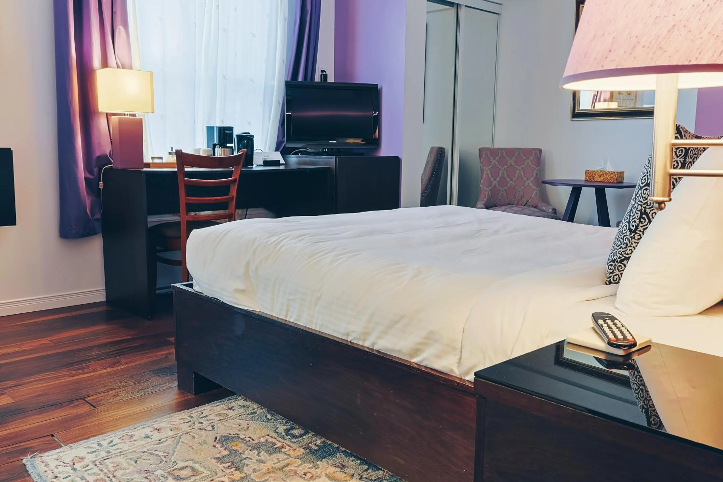 Photo of the whole room, Bed in Auberge aux Deux Lions