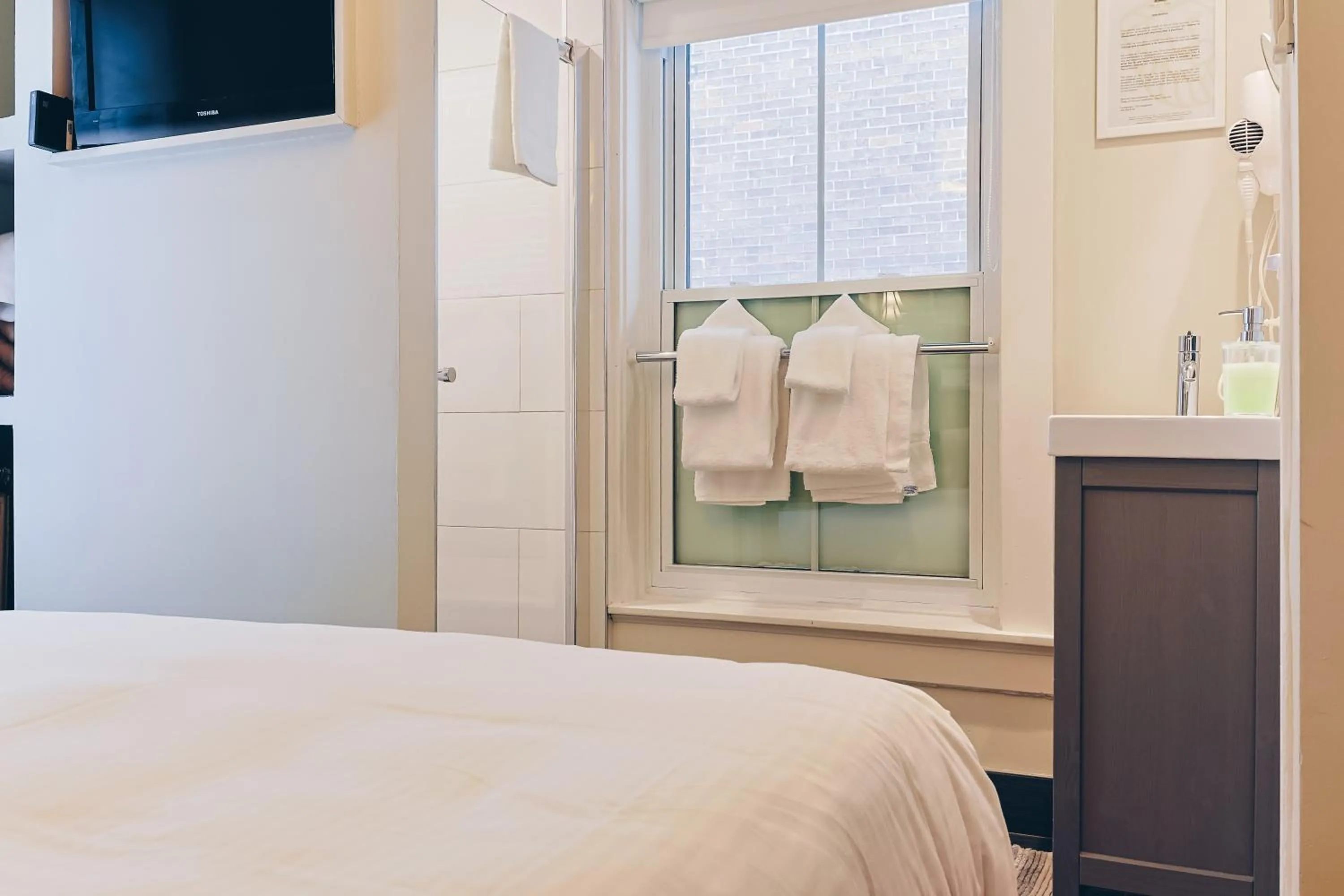 towels, Bed in Auberge aux Deux Lions