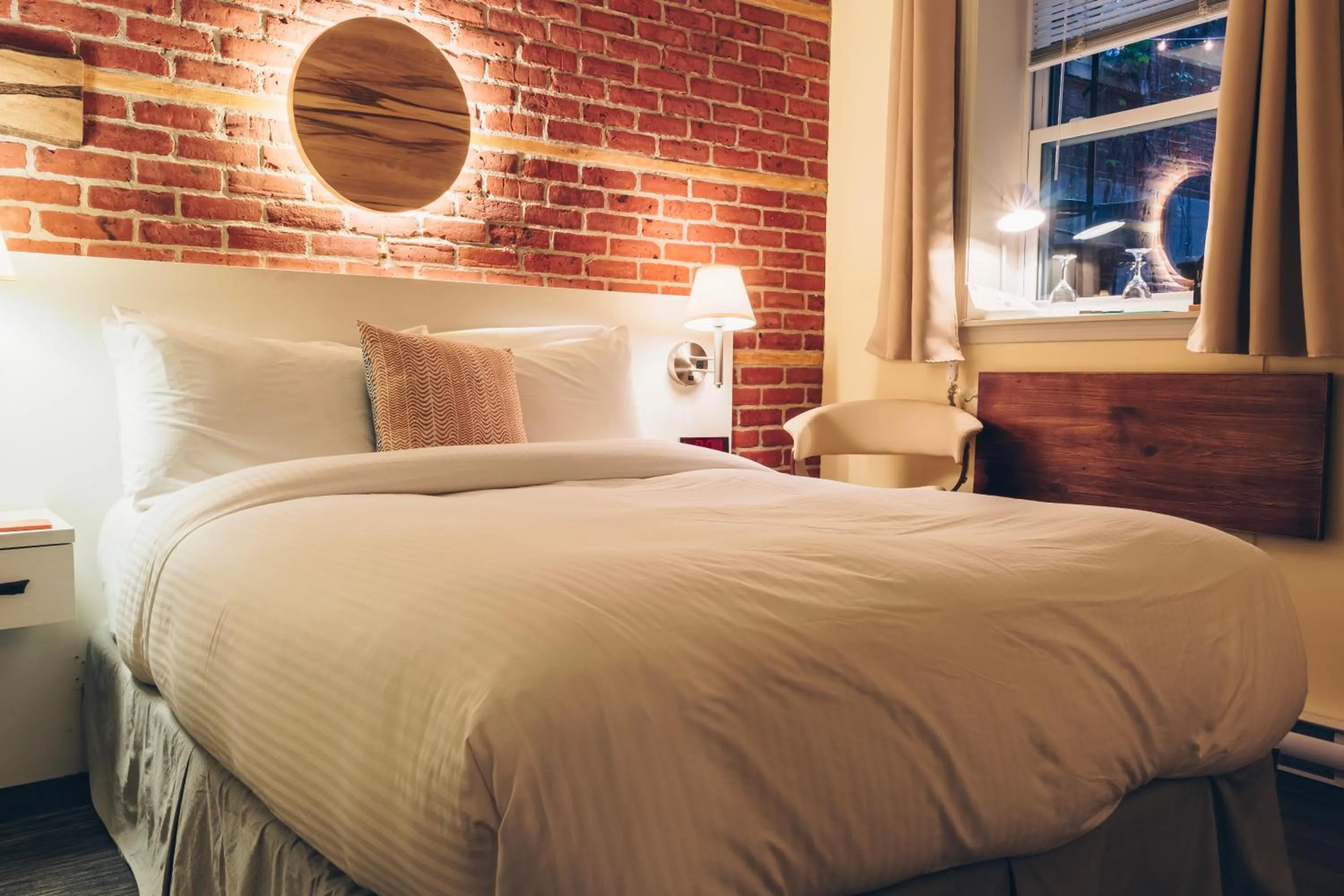 Bedroom, Bed in Auberge aux Deux Lions