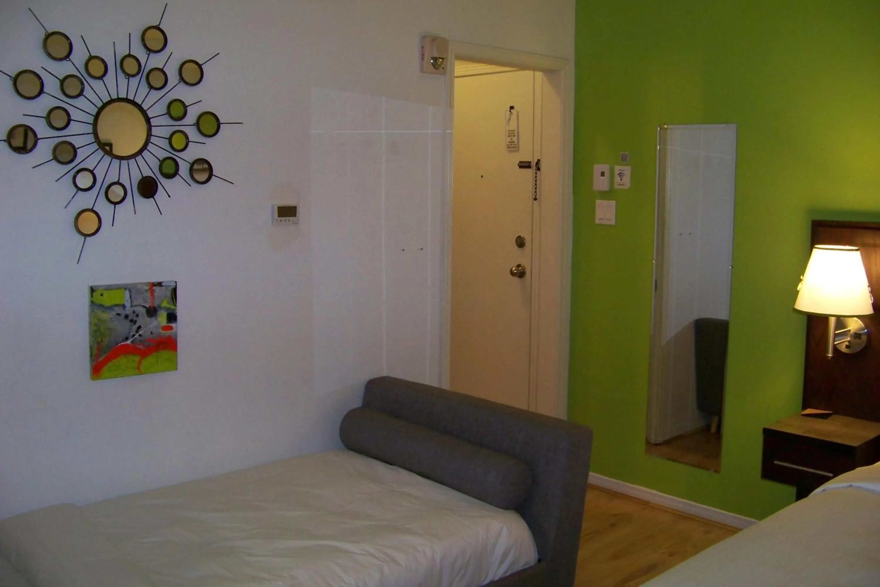 Photo of the whole room, Bed in Auberge aux Deux Lions