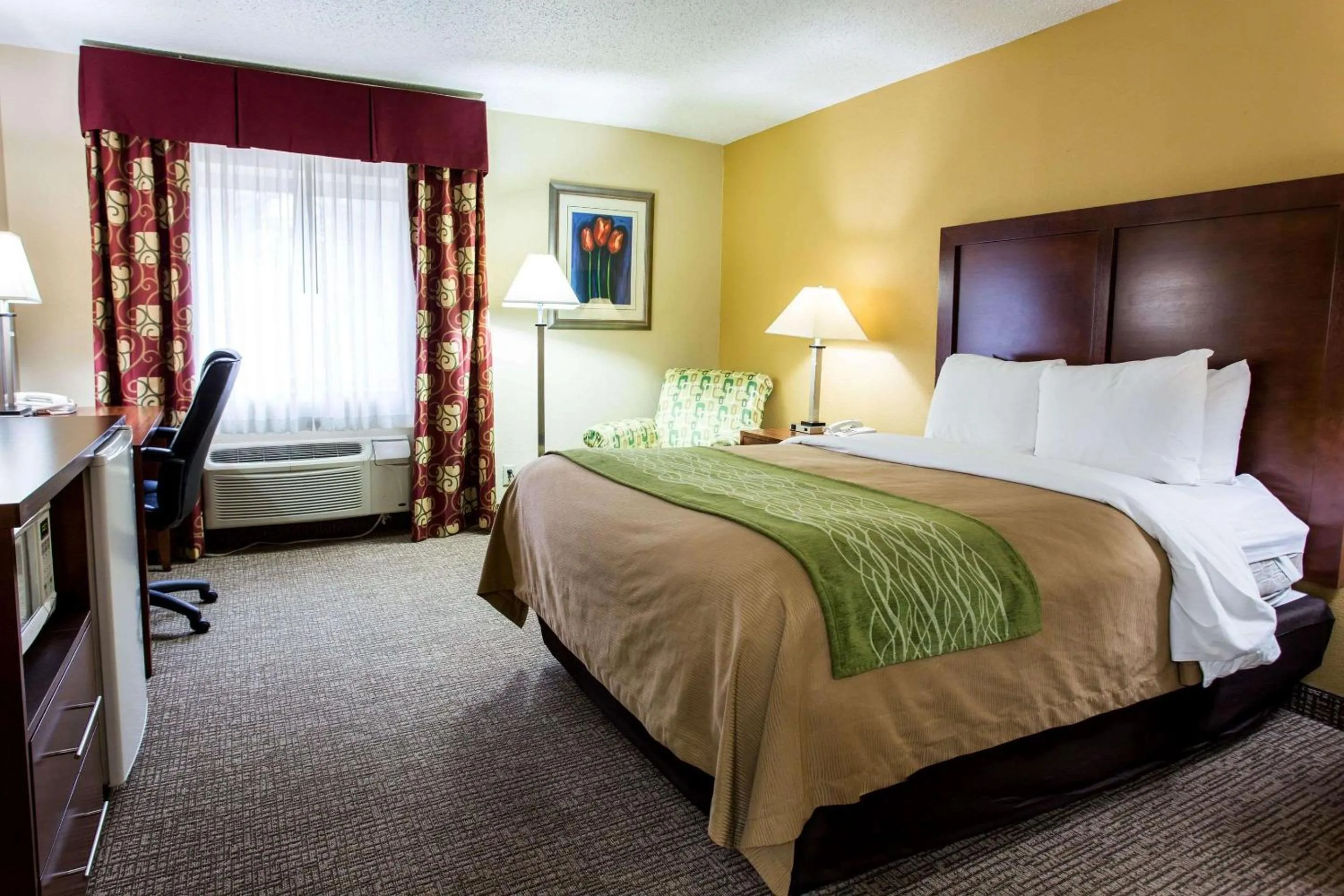 Photo of the whole room, Bed in Comfort Inn Columbia West