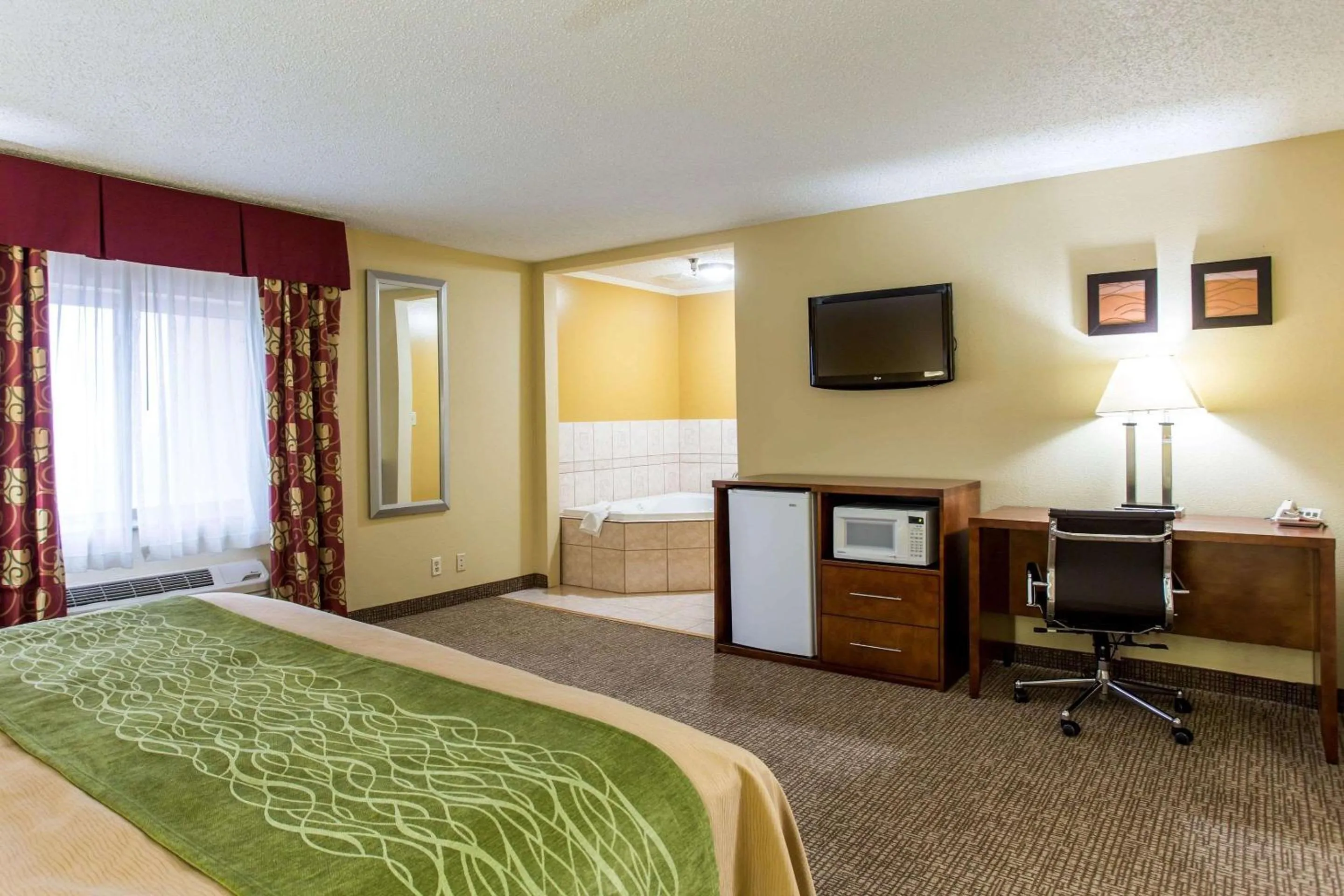 Photo of the whole room, Bed in Comfort Inn Columbia West
