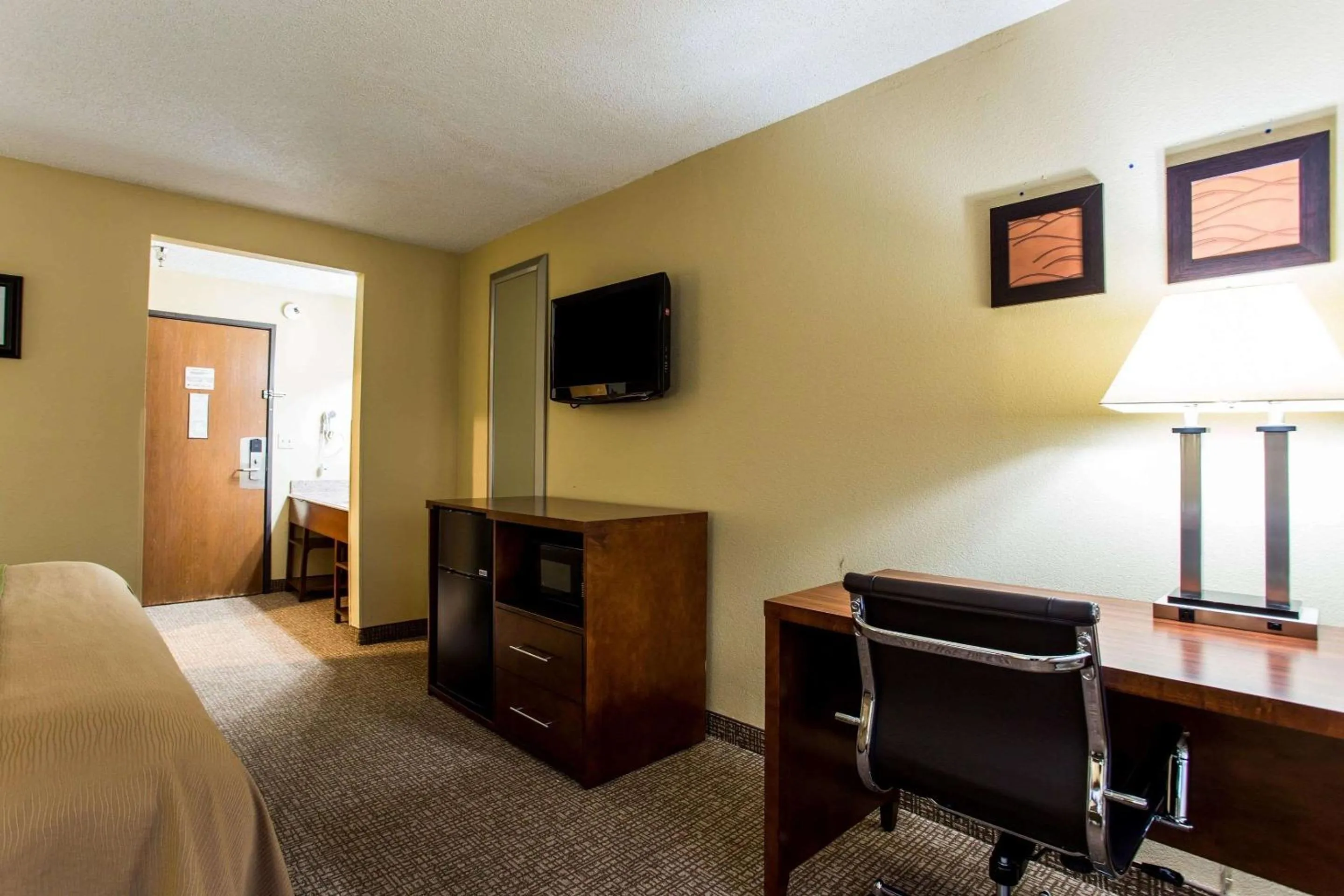 Photo of the whole room, Bed in Comfort Inn Columbia West