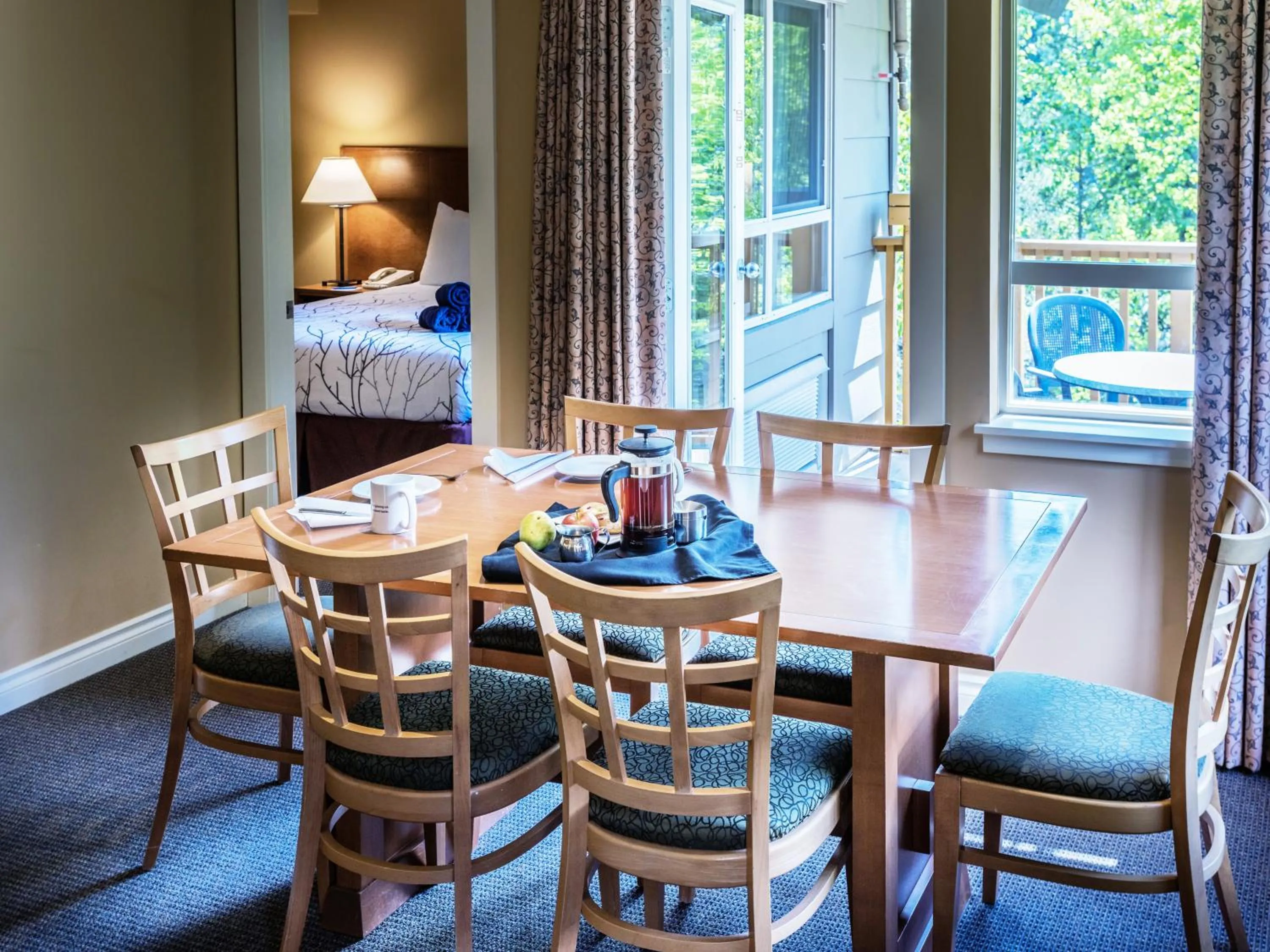 Dining area, Bed in Pemberton Valley Lodge