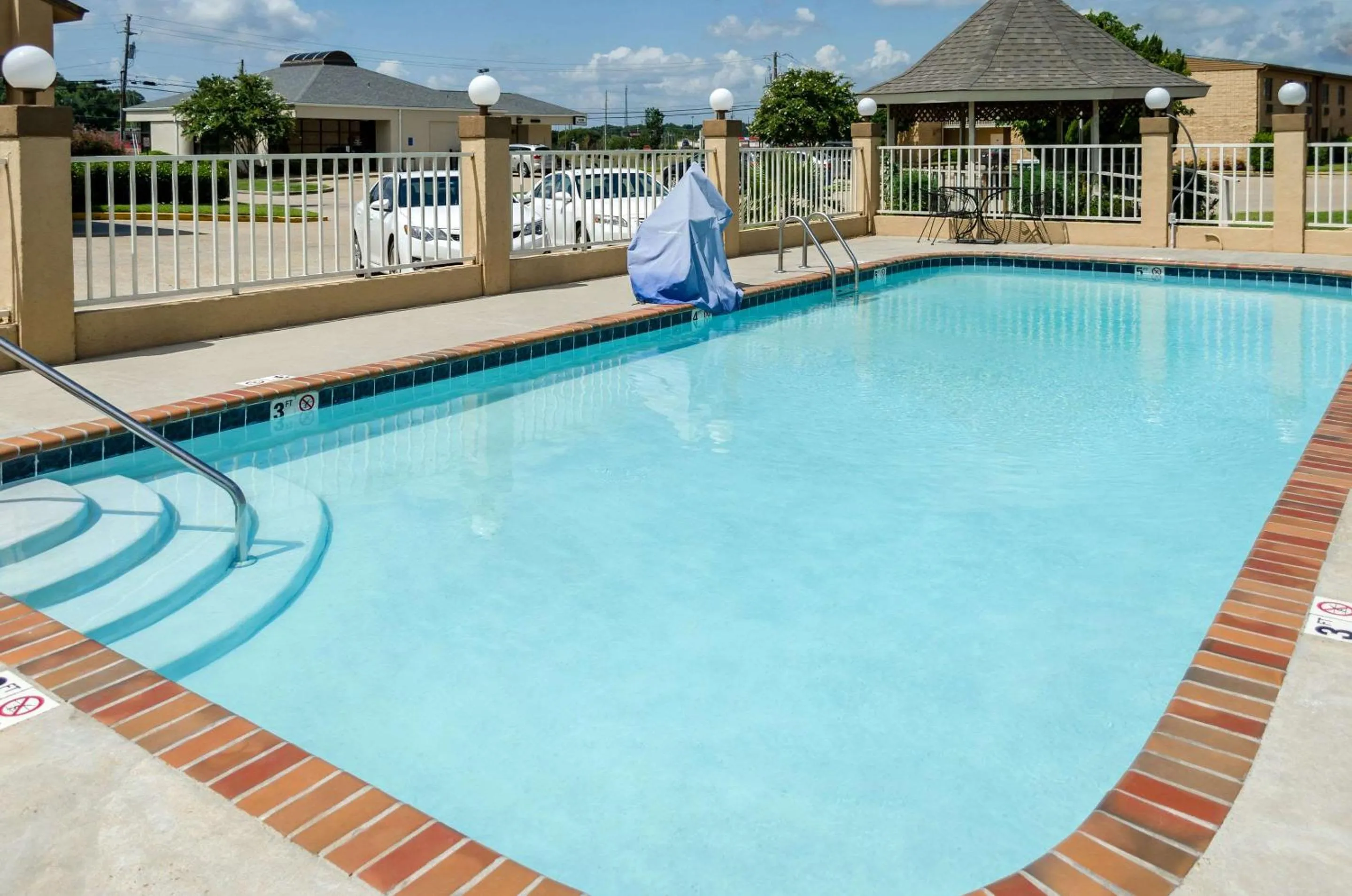 Swimming pool in Rodeway Inn Vicksburg