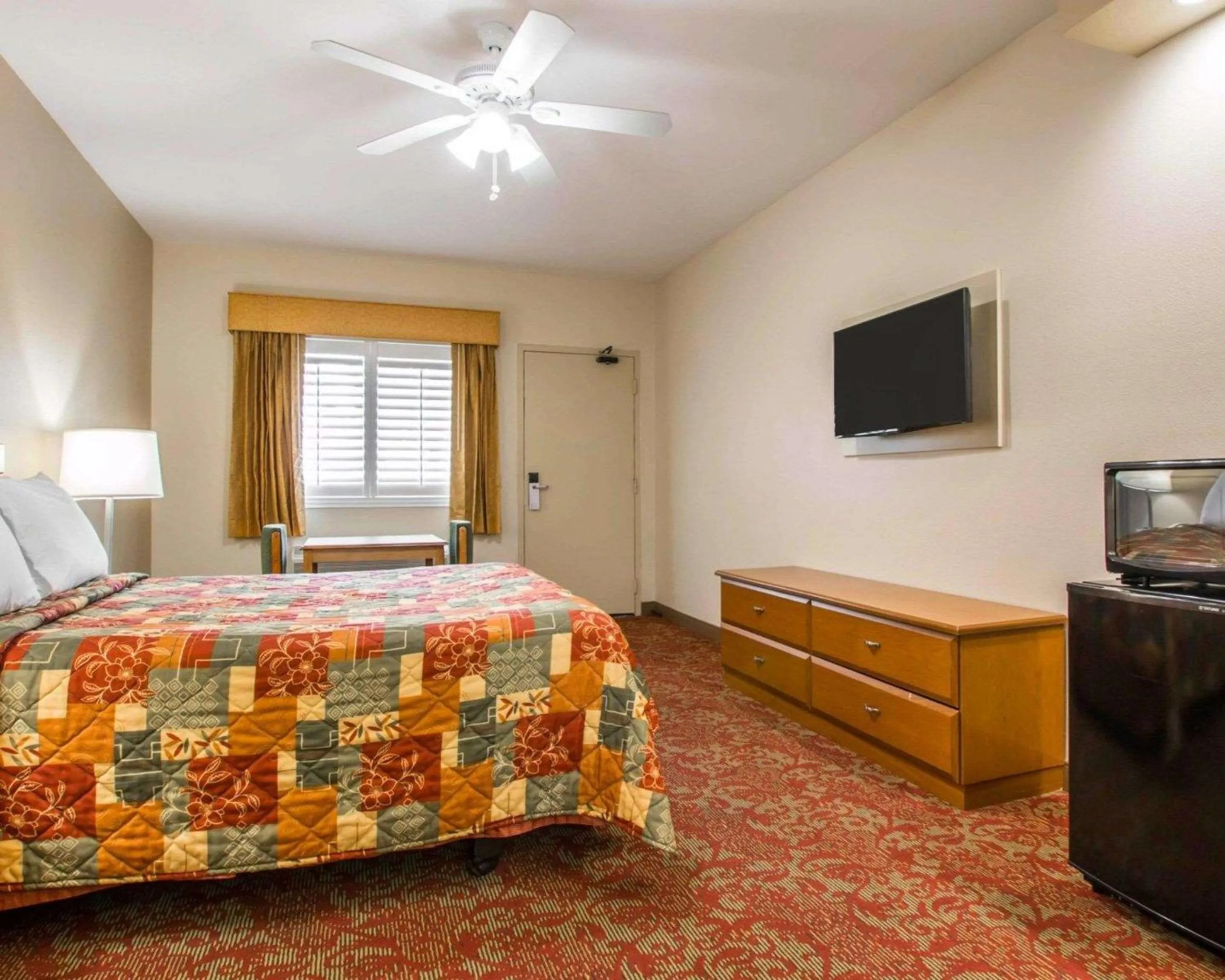 Photo of the whole room, Bed in Rodeway Inn Encinitas North