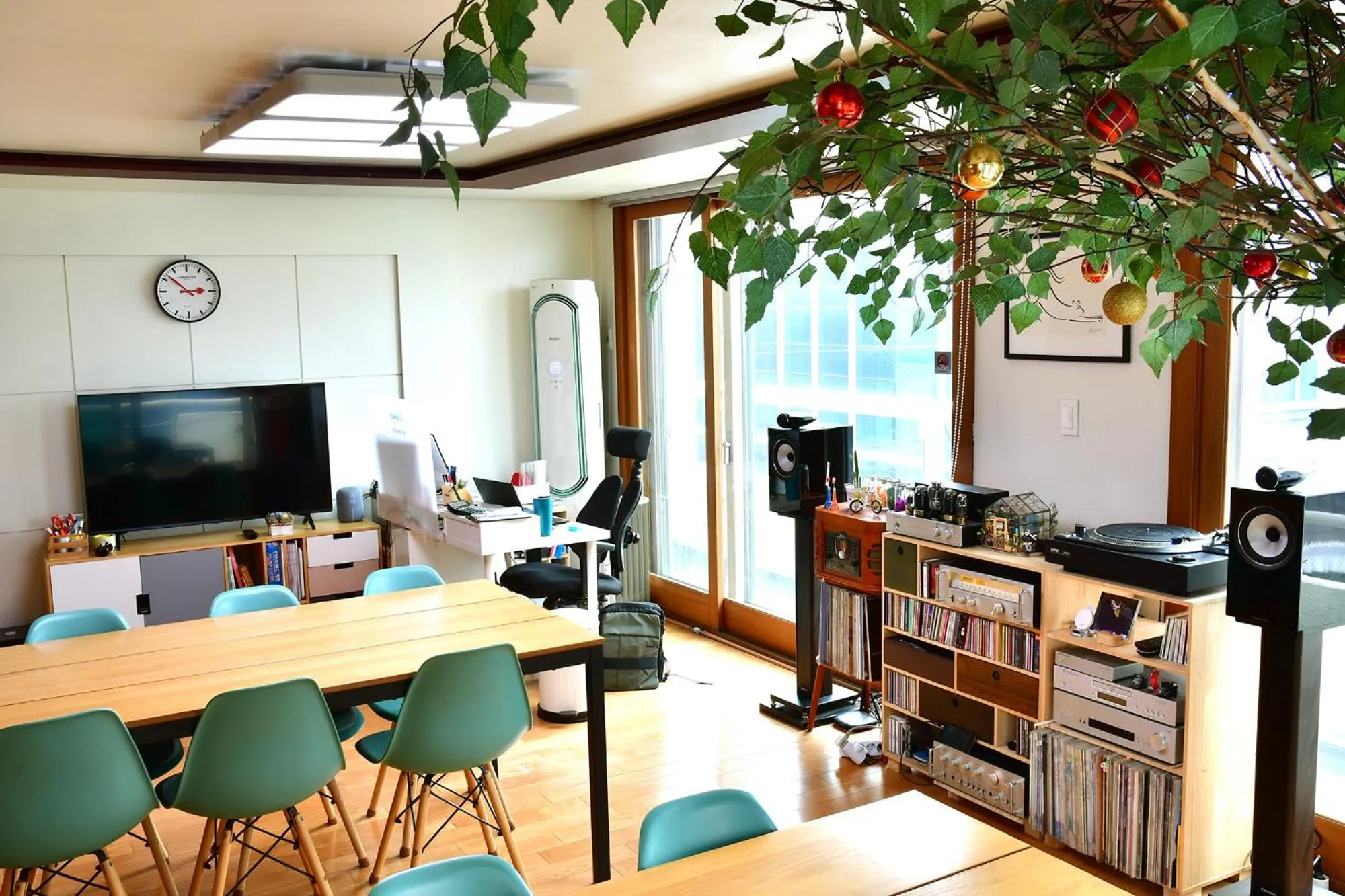 Communal lounge/ TV room in Dolma Hongdae