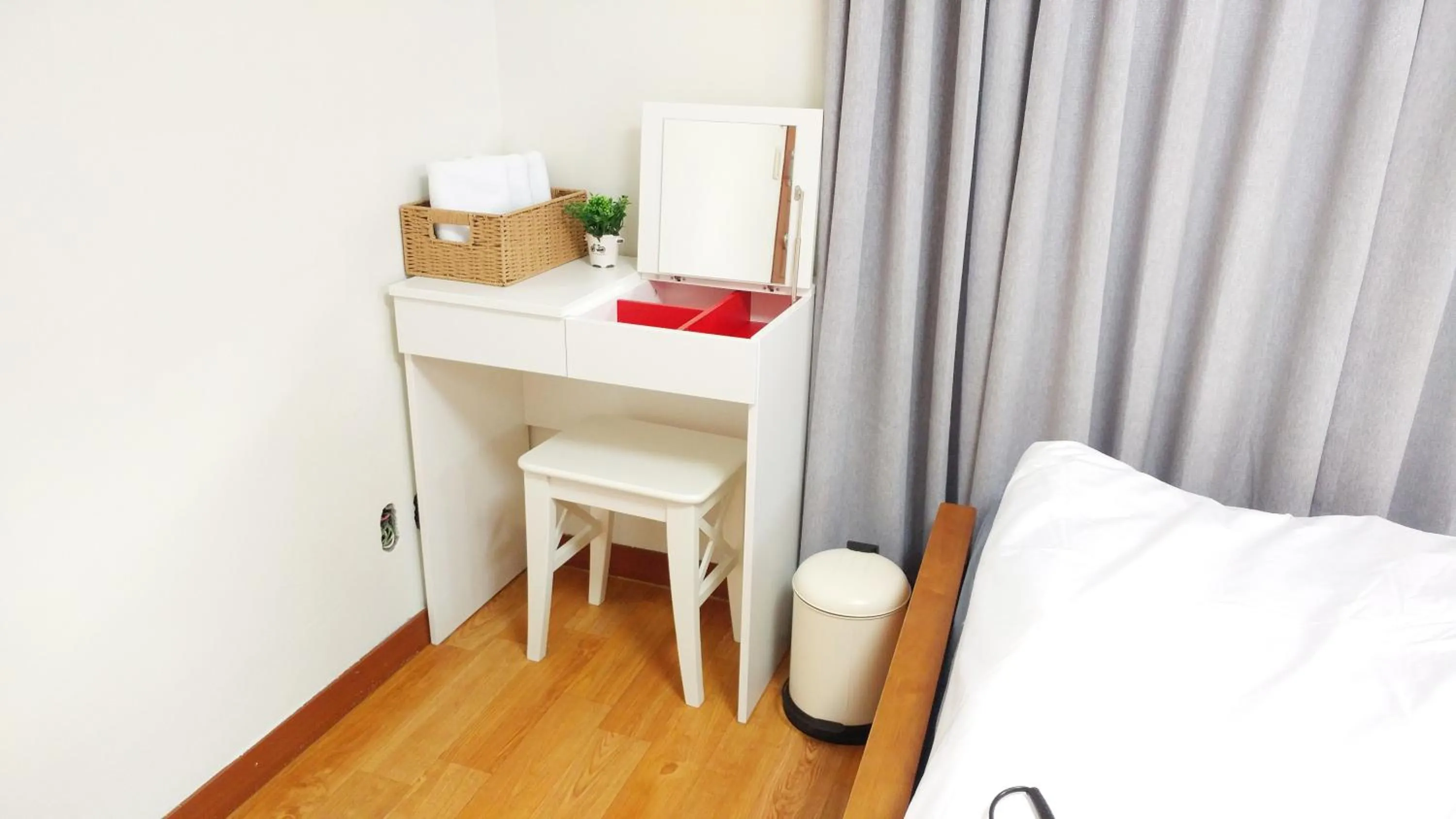 Photo of the whole room, Bed in Dolma Hongdae