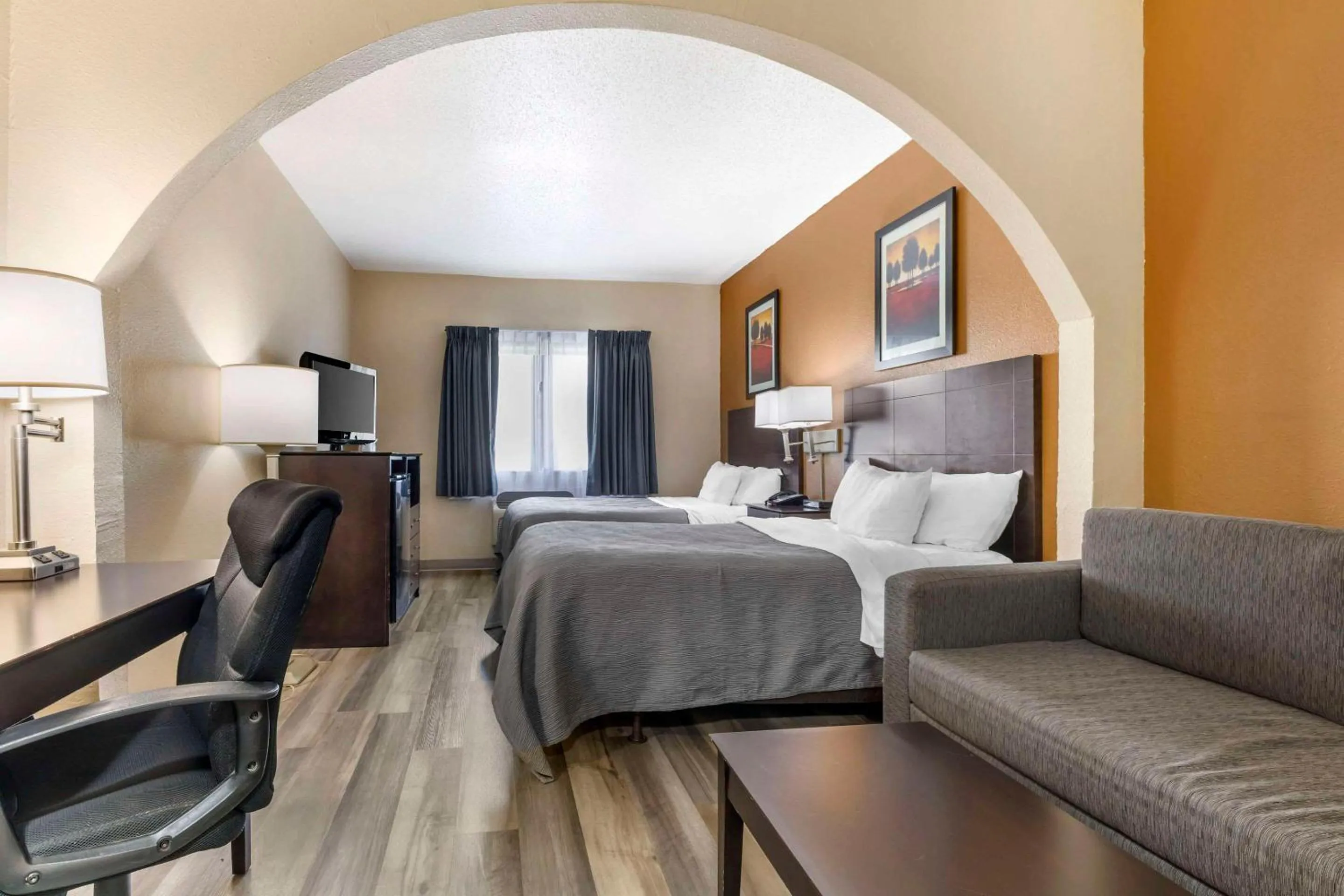 Bedroom, Bed in Quality Inn & Suites Wichita Falls I-44