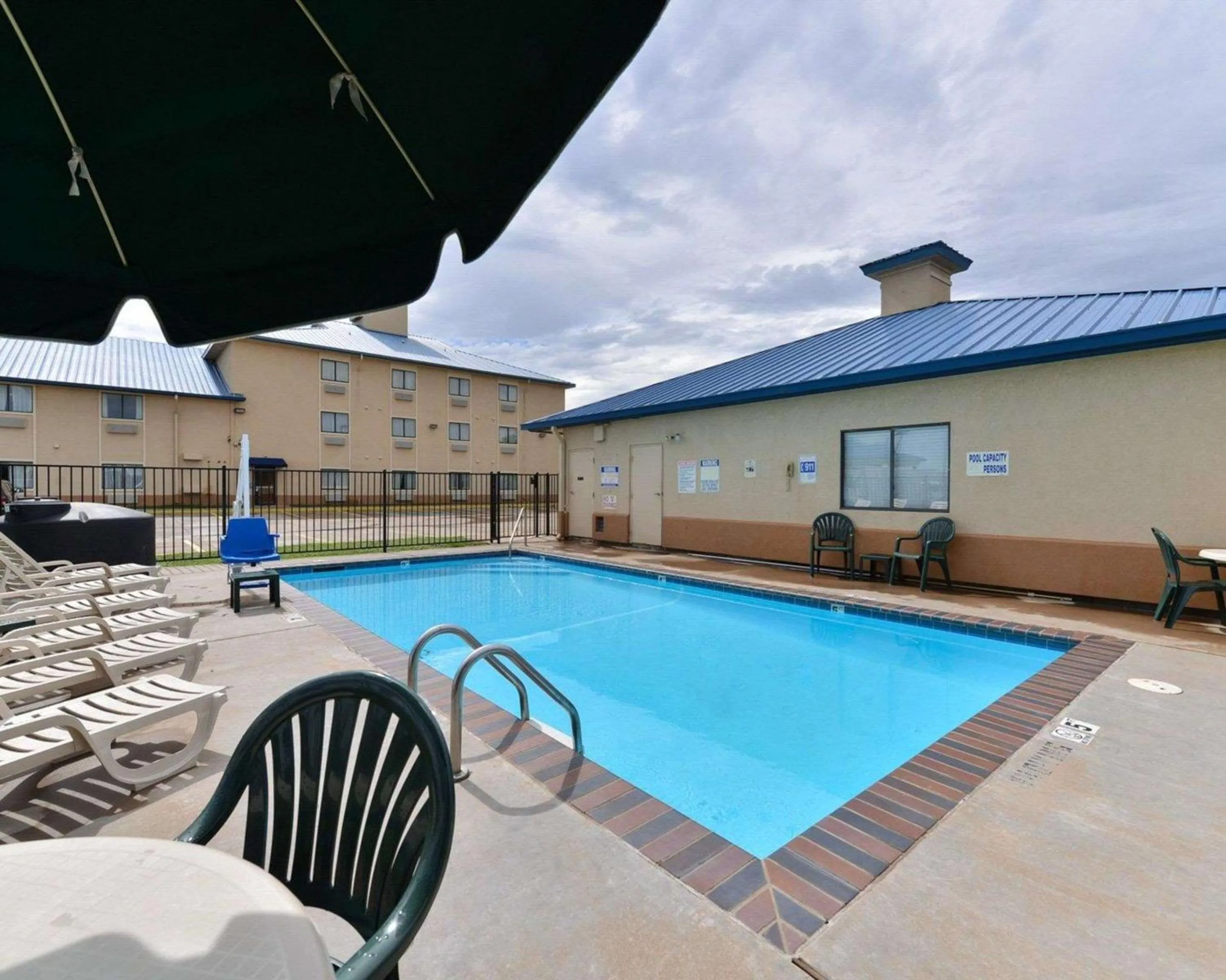 Swimming pool in Quality Inn & Suites Wichita Falls I-44