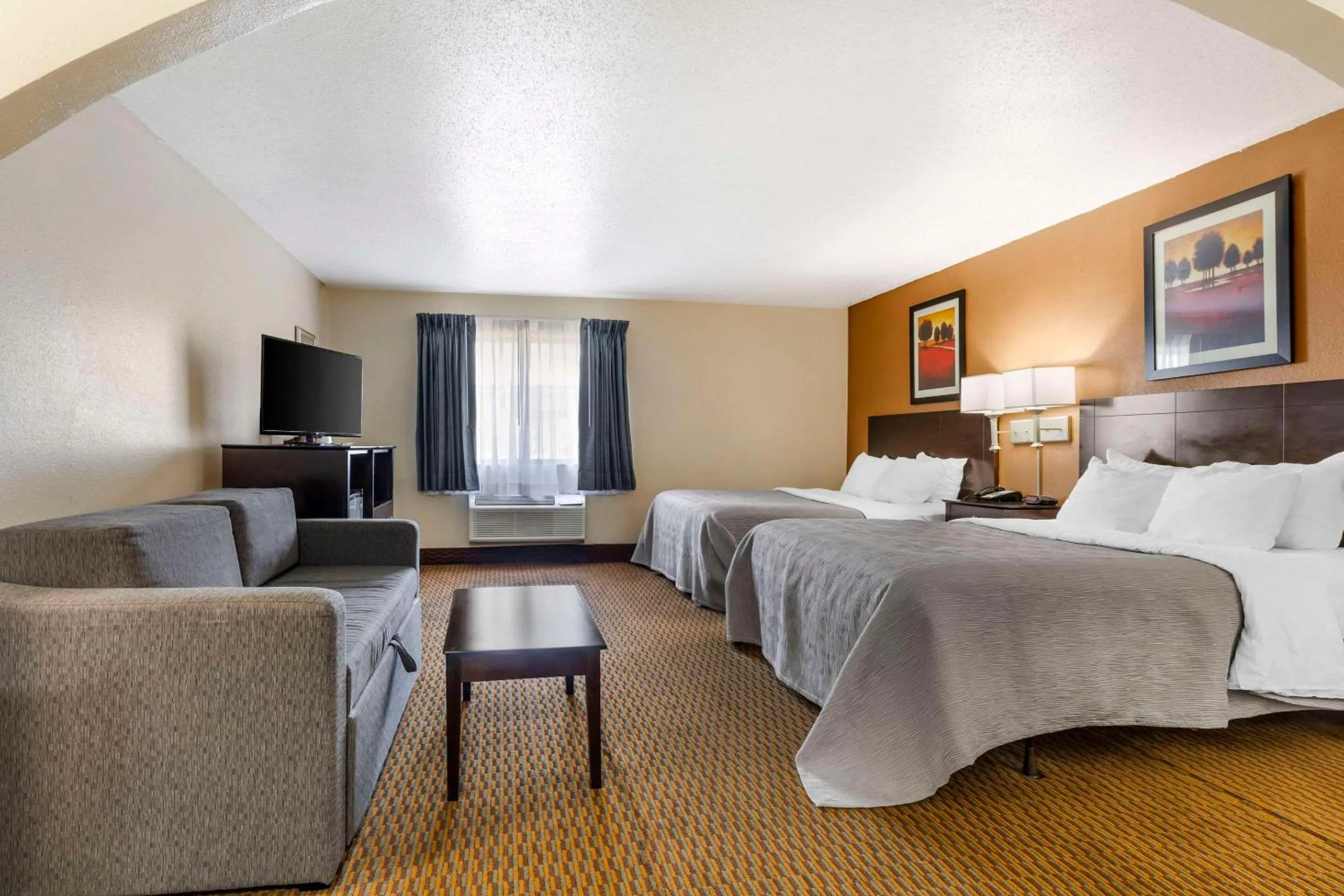 Bedroom, Bed in Quality Inn & Suites Wichita Falls I-44