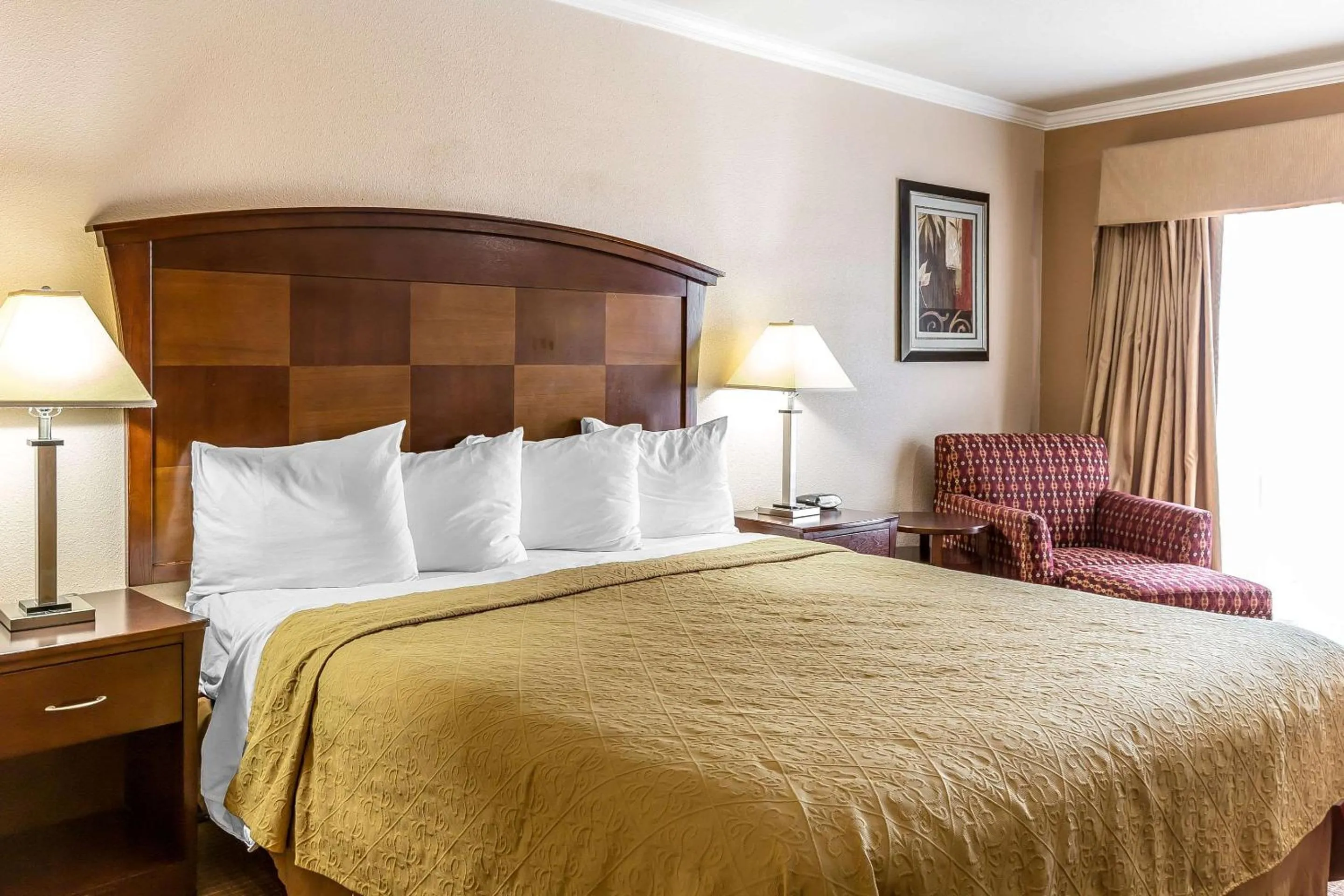 Photo of the whole room, Bed in Quality Inn near Hearst Castle